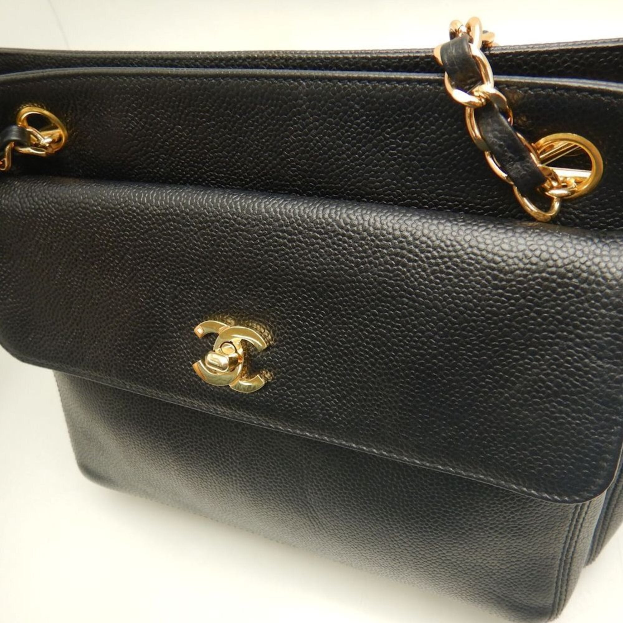 Chanel Black Grained Calfskin Shoulder Bag (Pre-Owned)