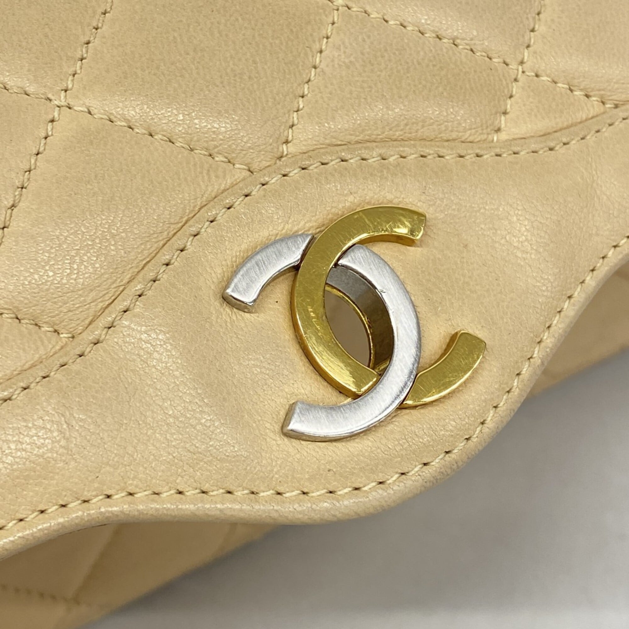 Chanel Beige Leather Shoulder Bag (Pre-Owned)