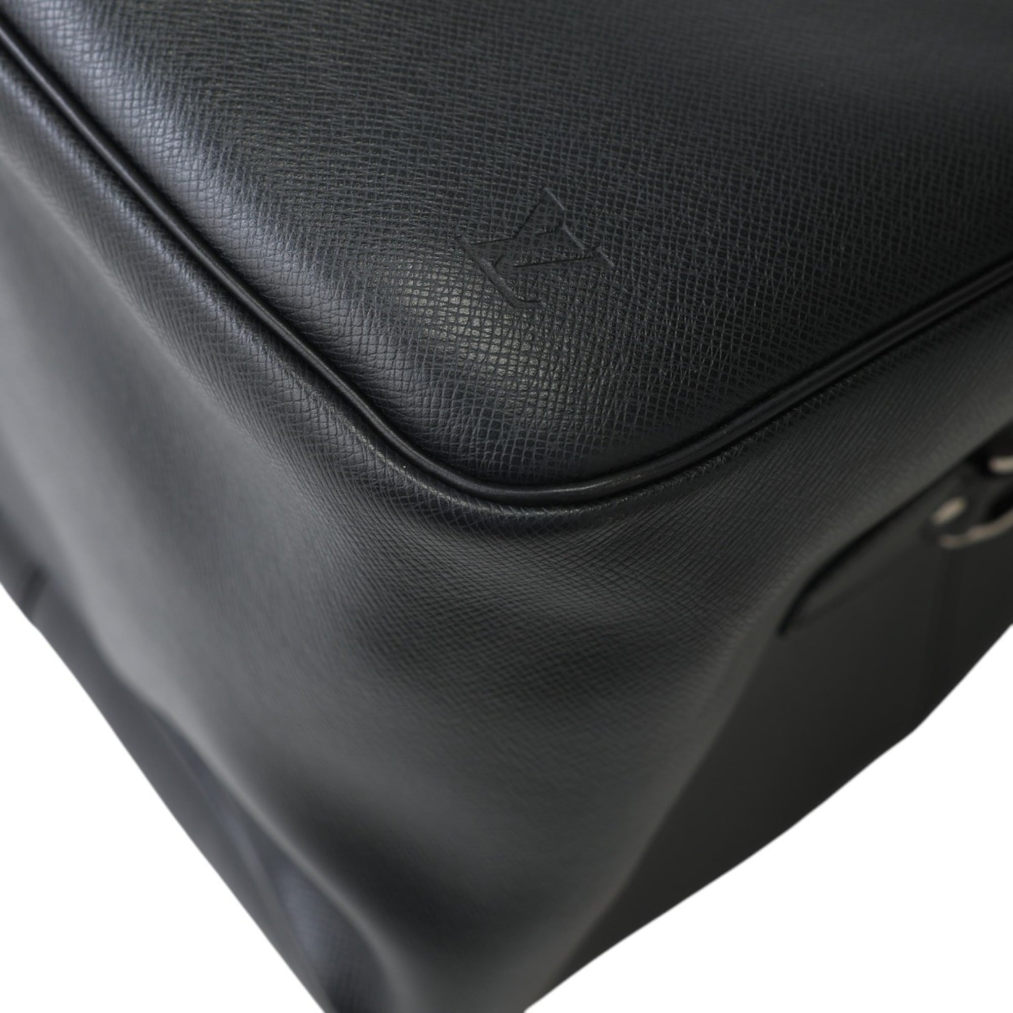 Louis Vuitton Black Taiga Leather Boston Bag Shoulder Bag (Pre-Owned)