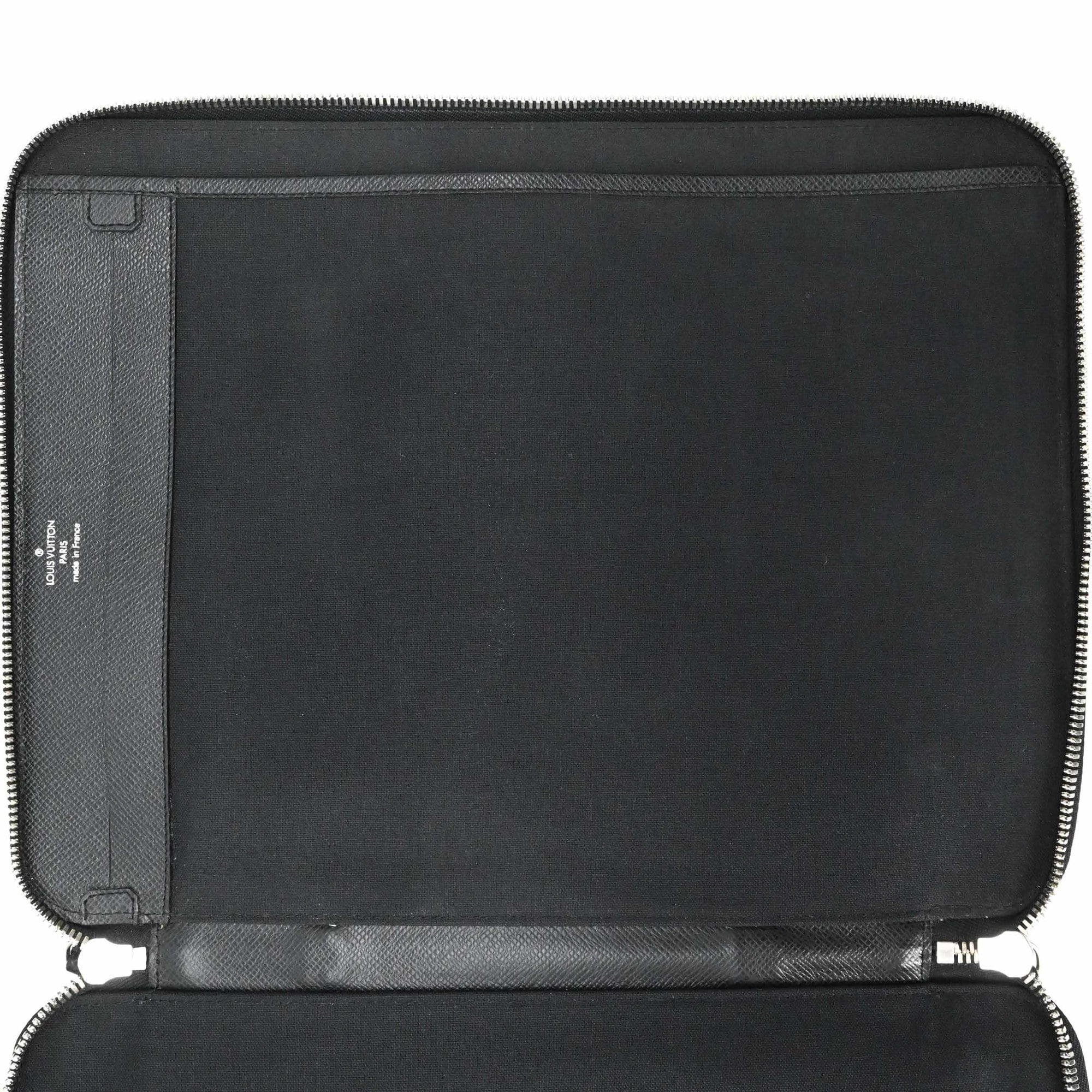 Louis Vuitton Black Taiga Leather Clutch Bag (Pre-Owned)