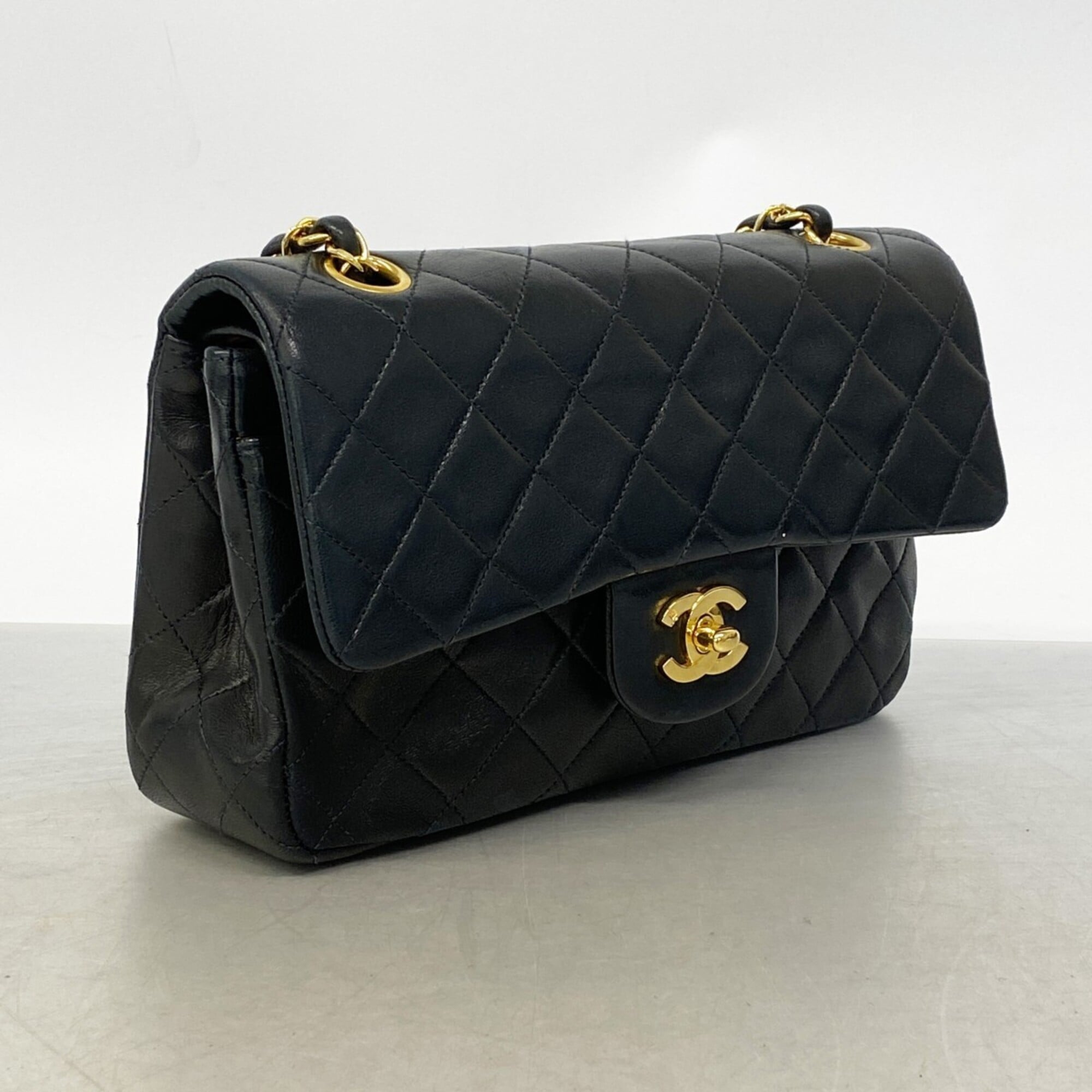 Chanel Black Leather Shoulder Bag (Pre-Owned)