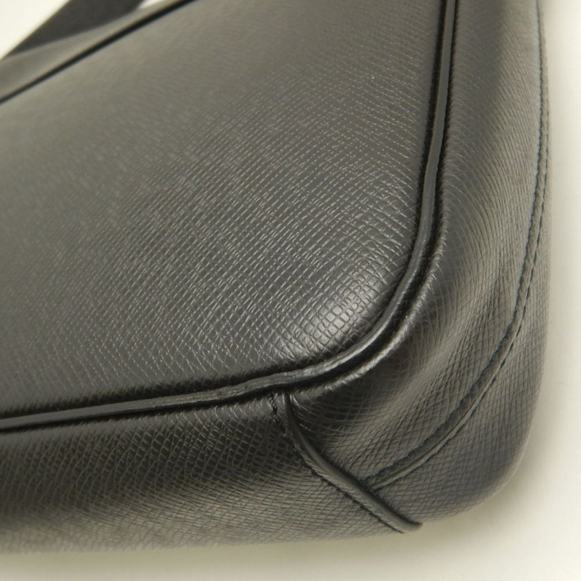 Louis Vuitton Noir Taiga Leather Shoulder Bag (Pre-Owned)