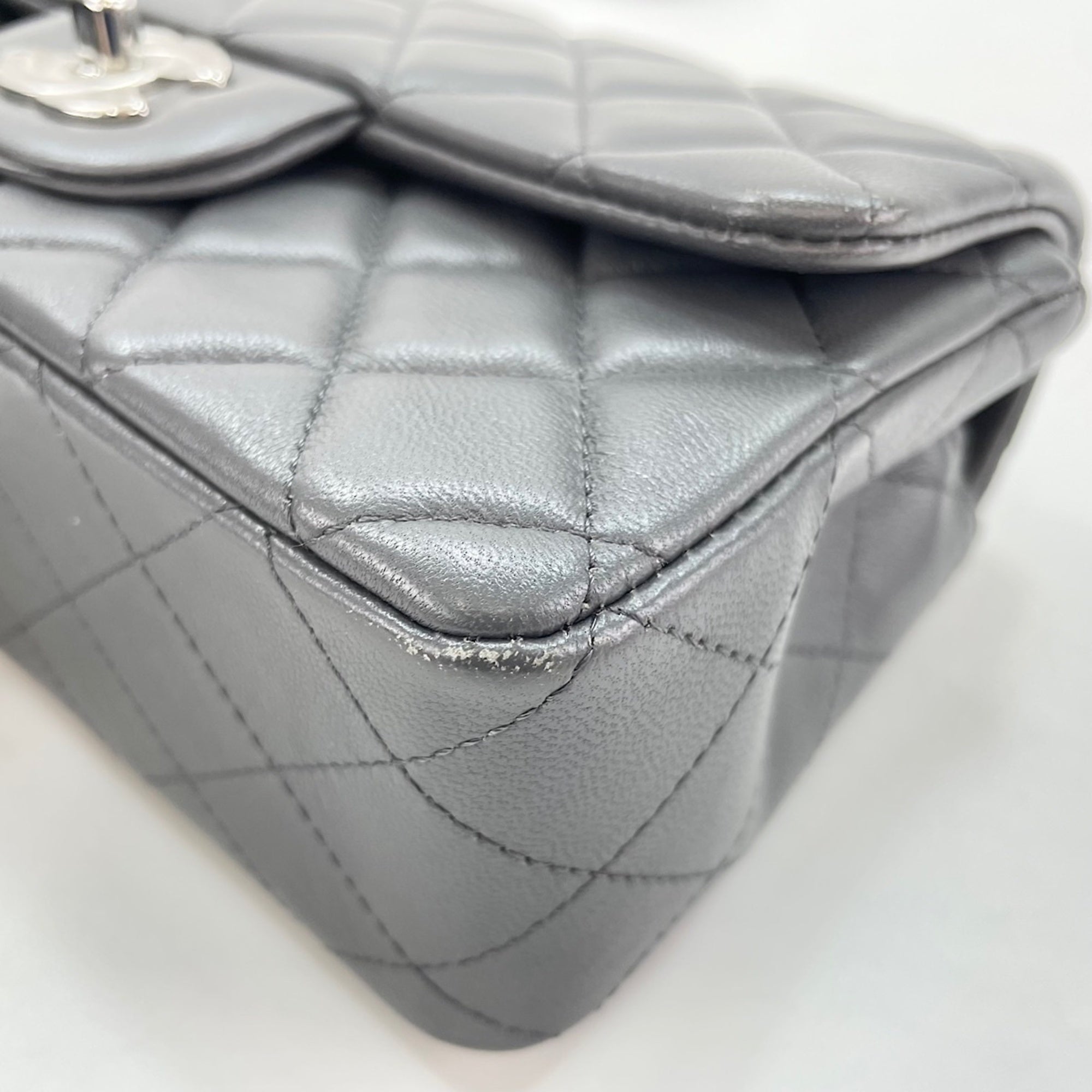 Chanel Gray Leather Shoulder Bag (Pre-Owned)