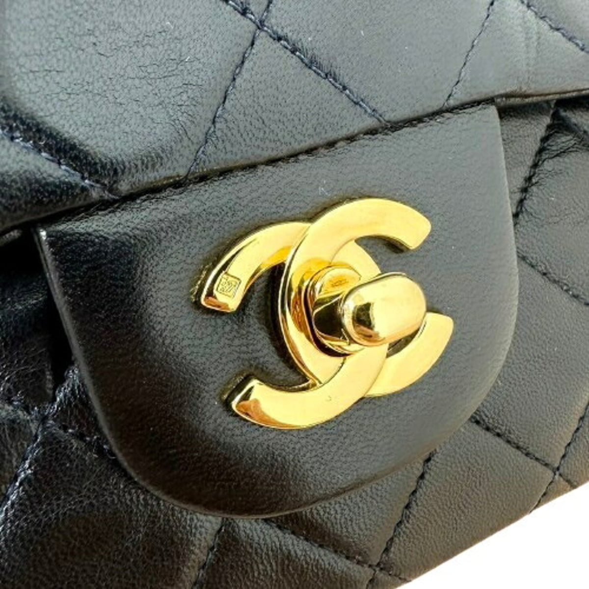 Chanel Black Leather Shoulder Bag (Pre-Owned)