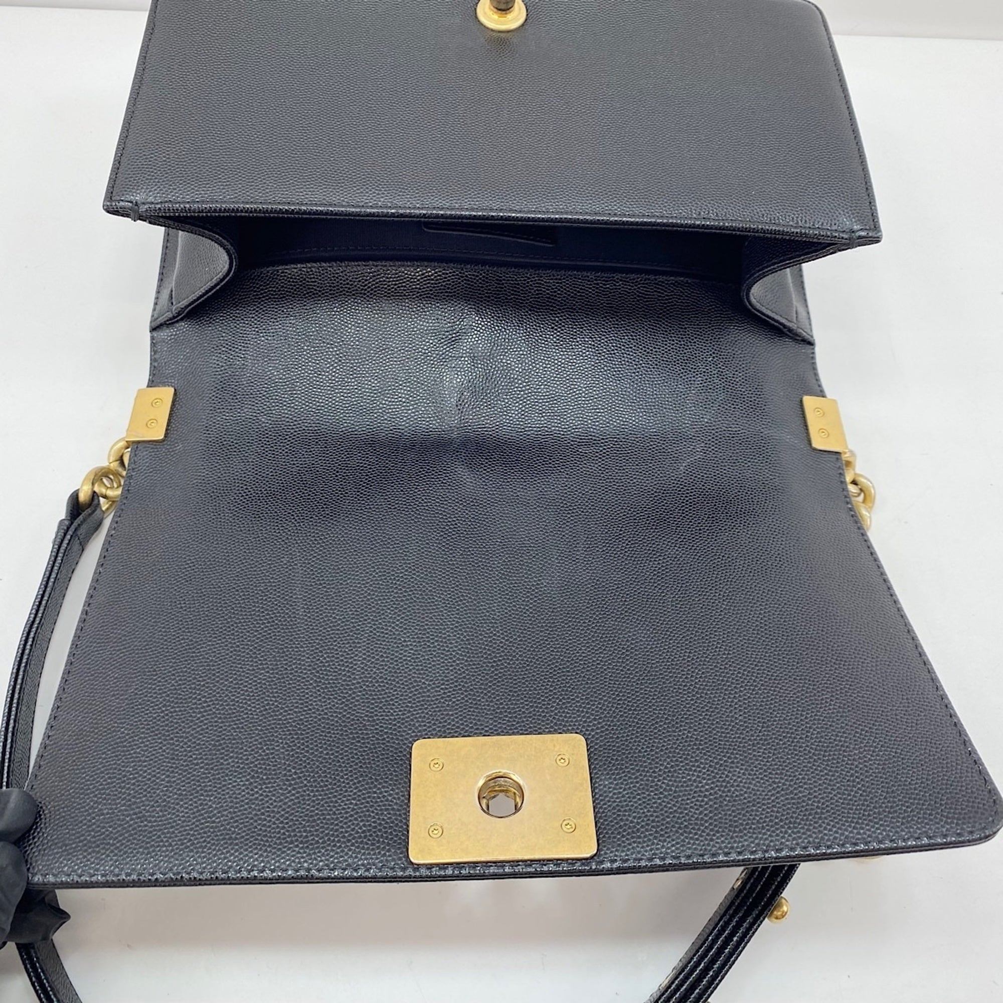 Chanel Black Shoulder Bag (Pre-Owned)