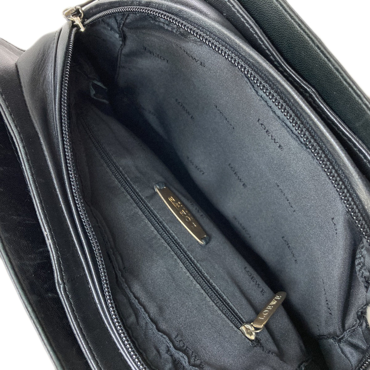 Loewe Black Leather Handbag (Pre-Owned)