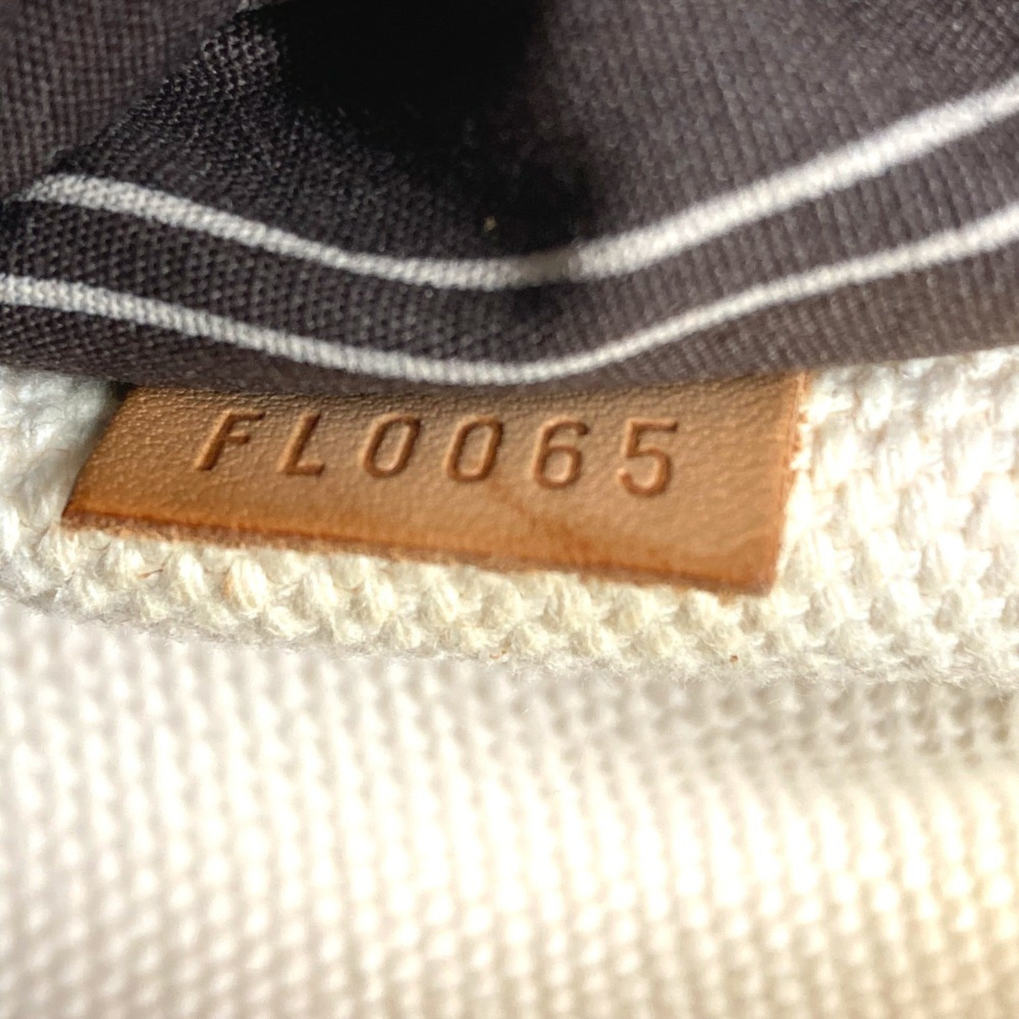 Louis Vuitton Ecru White Canvas Shoulder Bag (Pre-Owned)