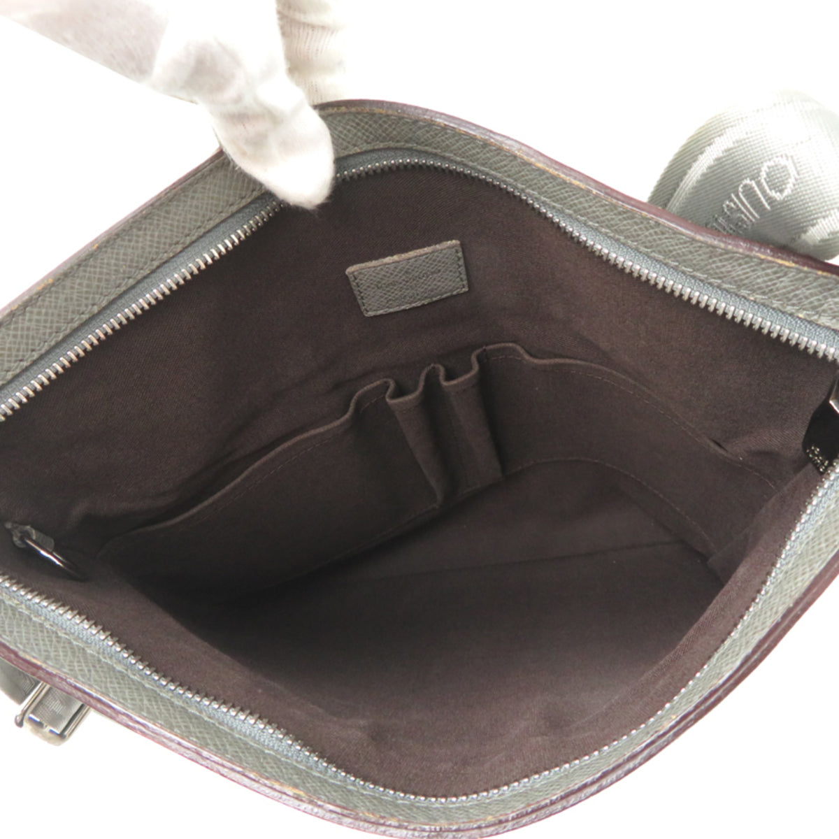 Louis Vuitton Glacier Taiga Leather Shoulder Bag (Pre-Owned)