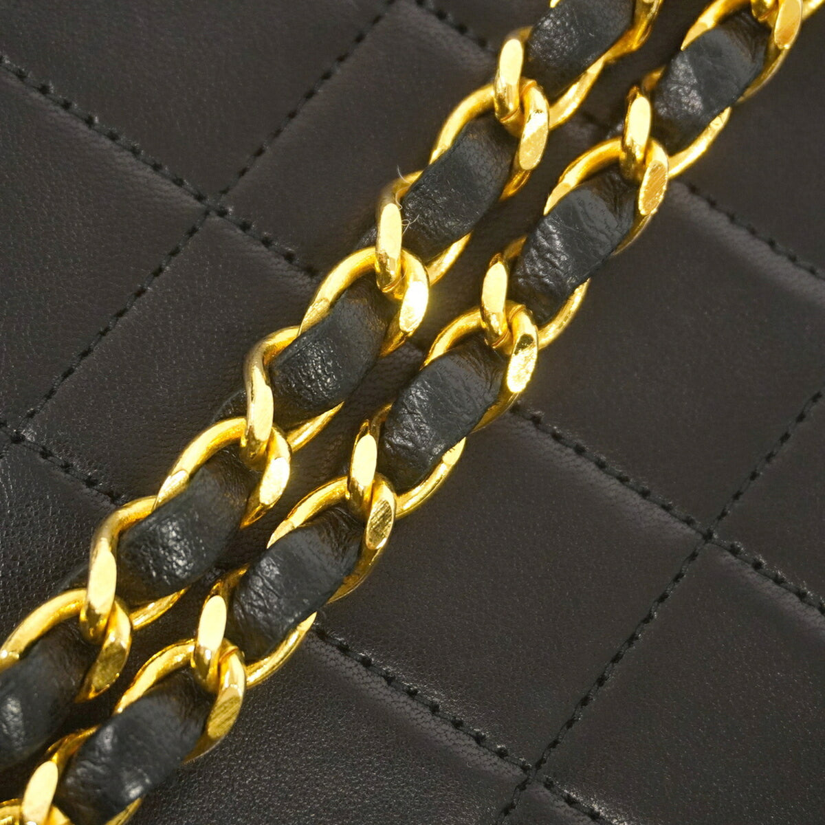 Chanel Black Leather Shoulder Bag (Pre-Owned)