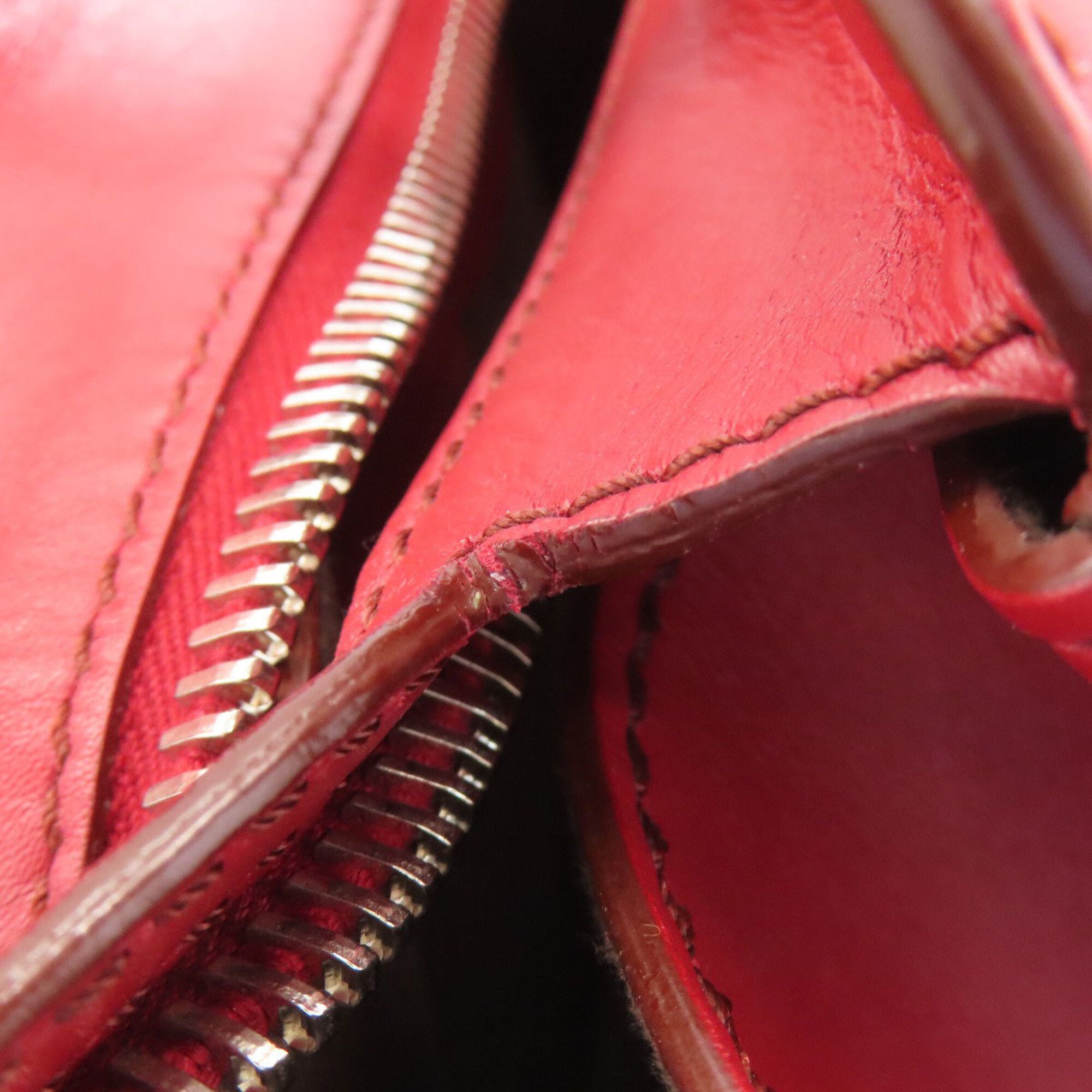 Tod's Red Color Leather Handbag (Pre-Owned)