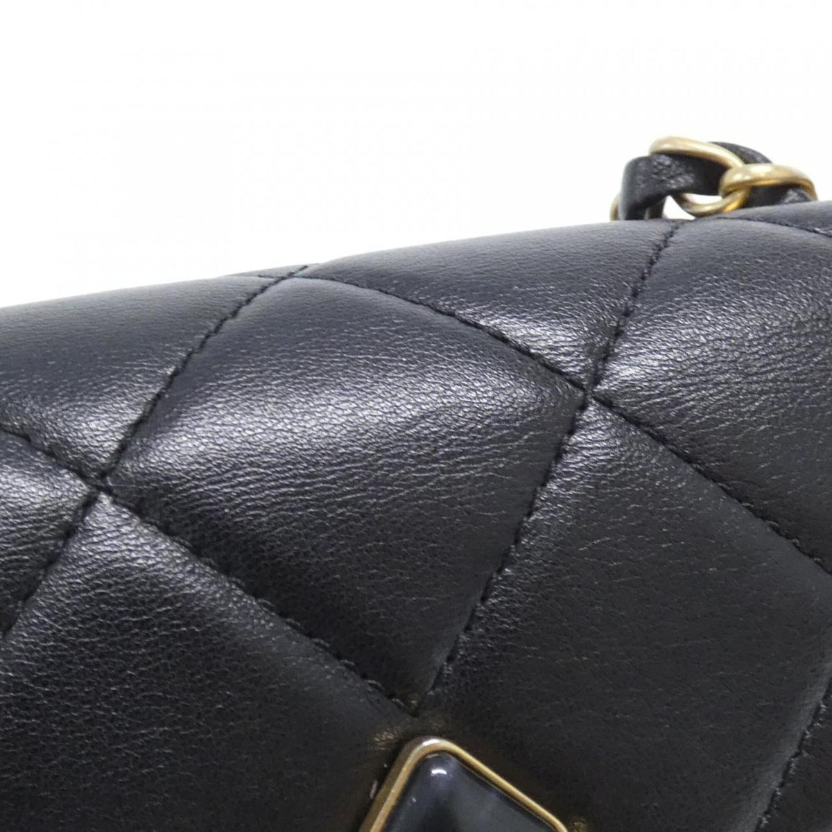 Chanel Black Leather Shoulder Bag (Pre-Owned)