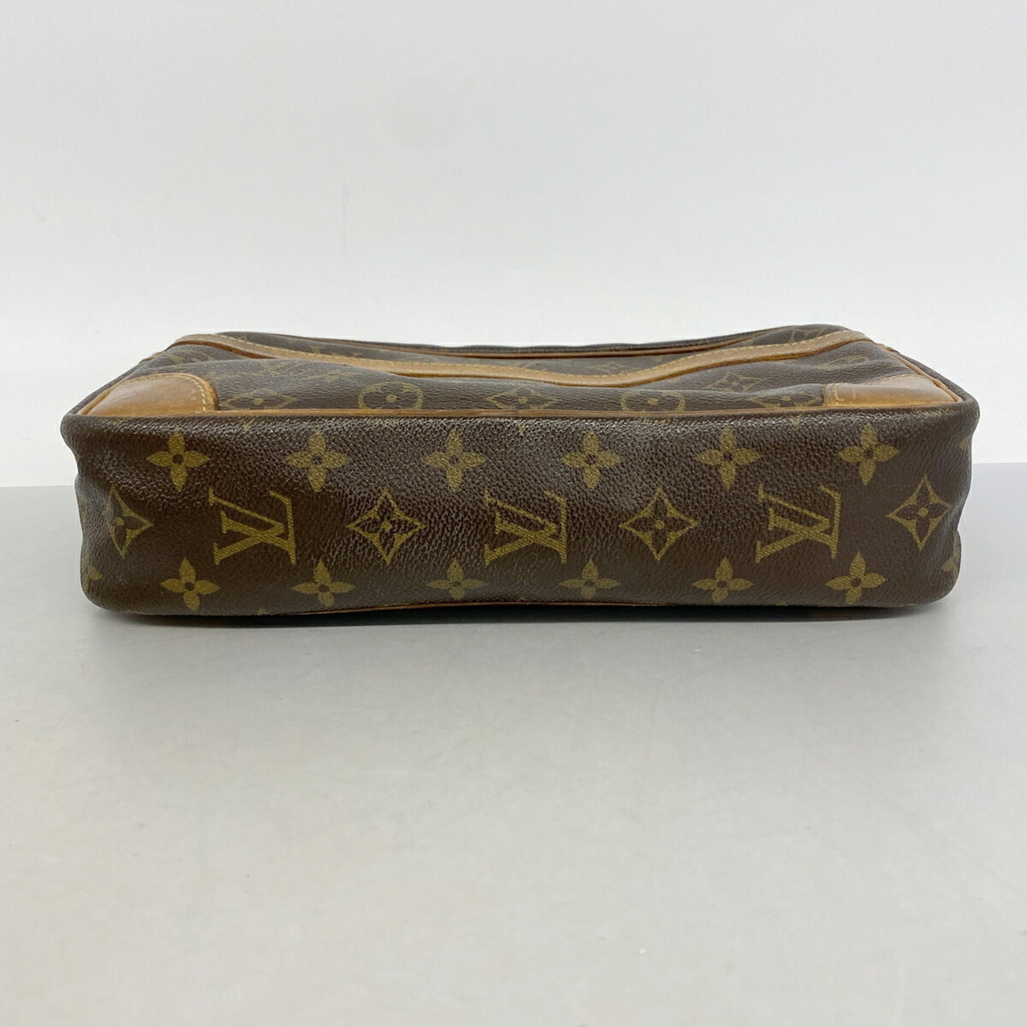 Louis Vuitton Brown Clutch Bag (Pre-Owned)