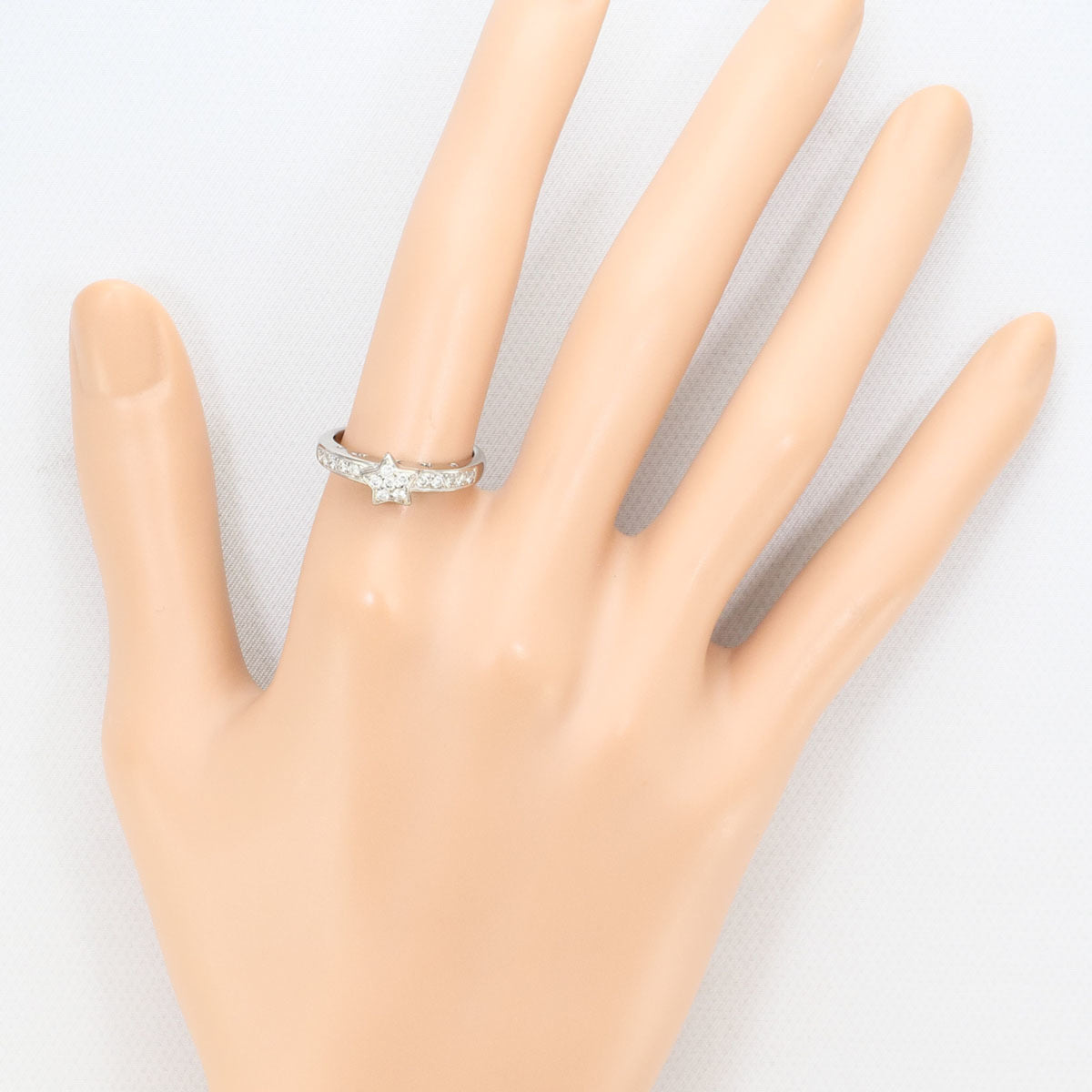 Unbranded White Gold White Gold (18K) Band Ring (Pre-Owned)