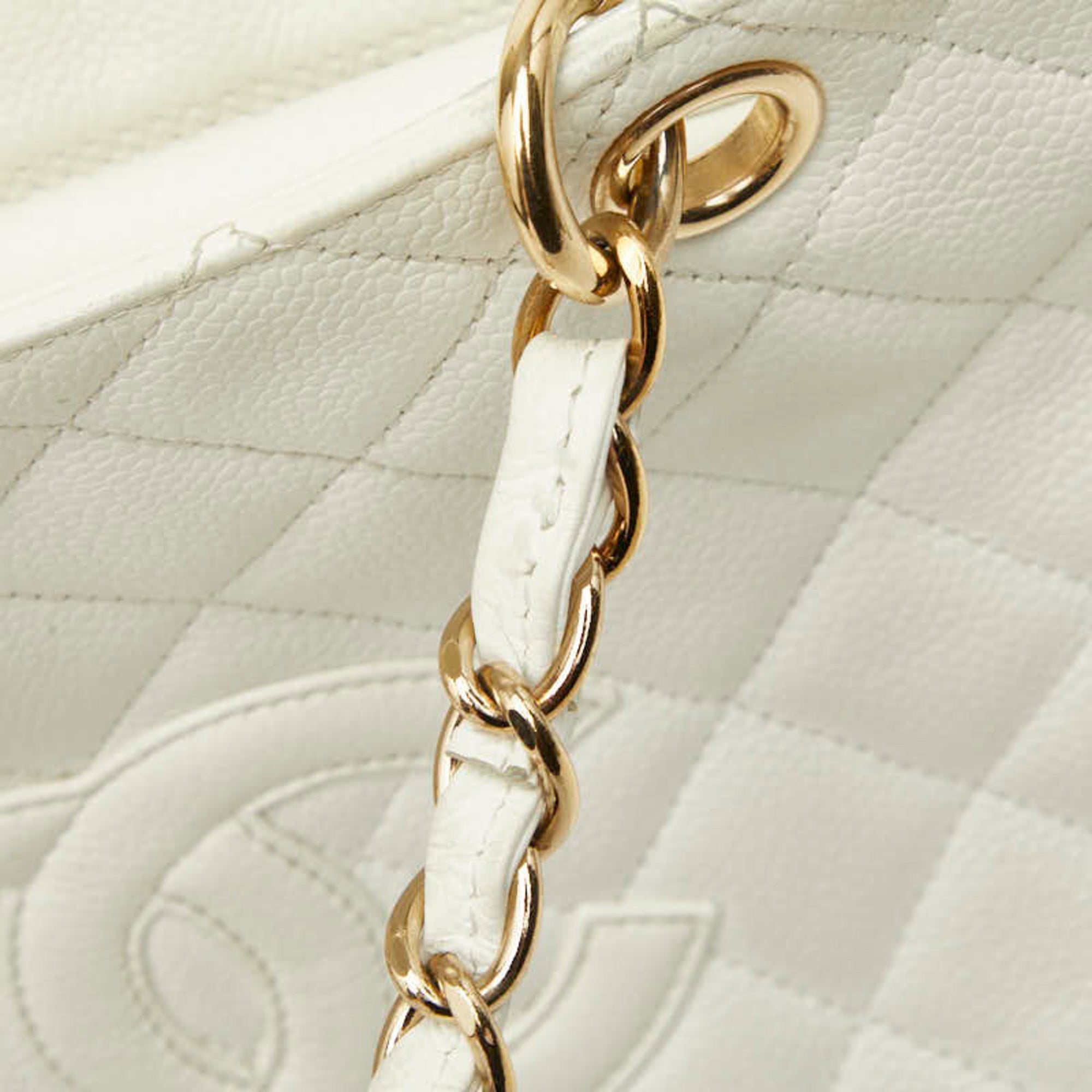 Chanel White Grained Calfskin Shoulder Bag (Pre-Owned)