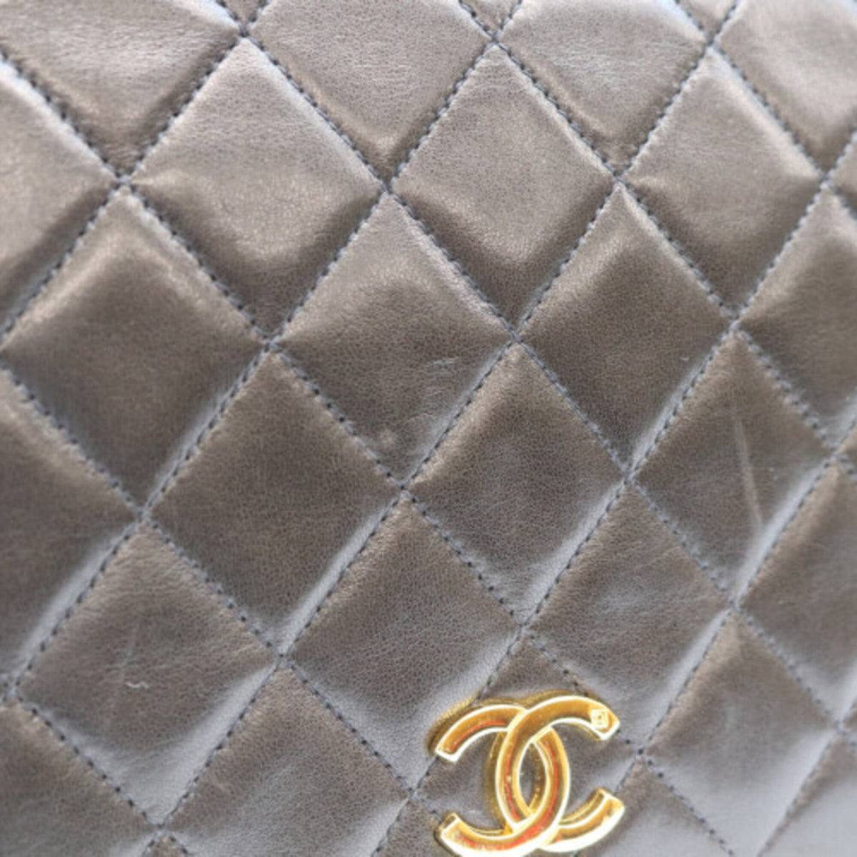 Chanel Black Leather Shoulder Bag (Pre-Owned)