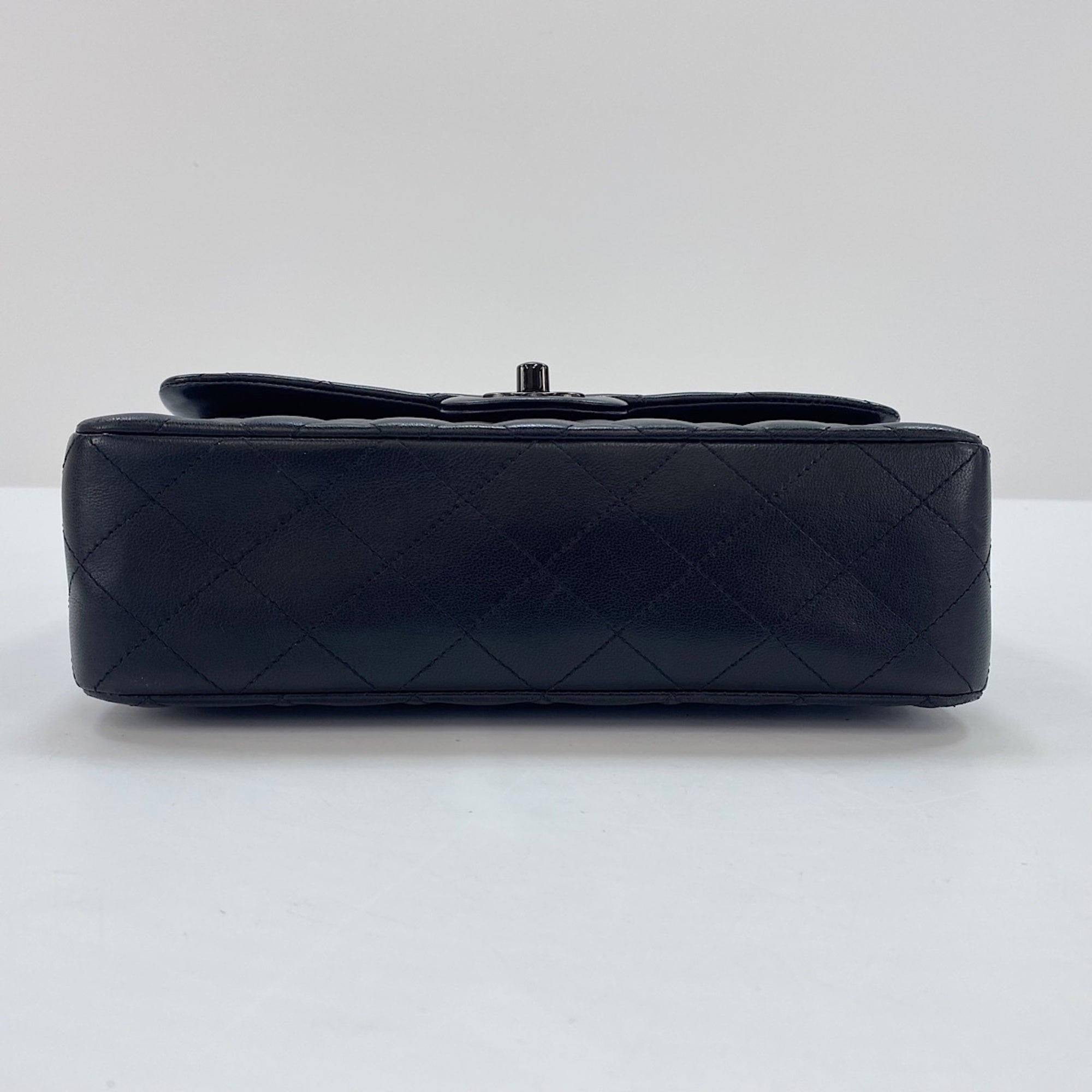 Chanel Black Shoulder Bag (Pre-Owned)