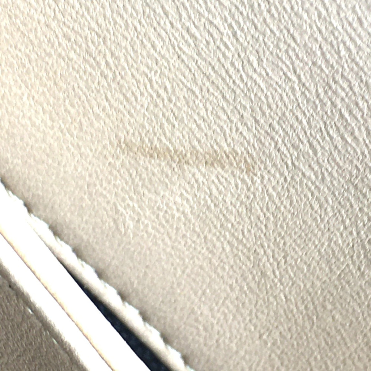 Chanel Beige Leather Shoulder Bag (Pre-Owned)