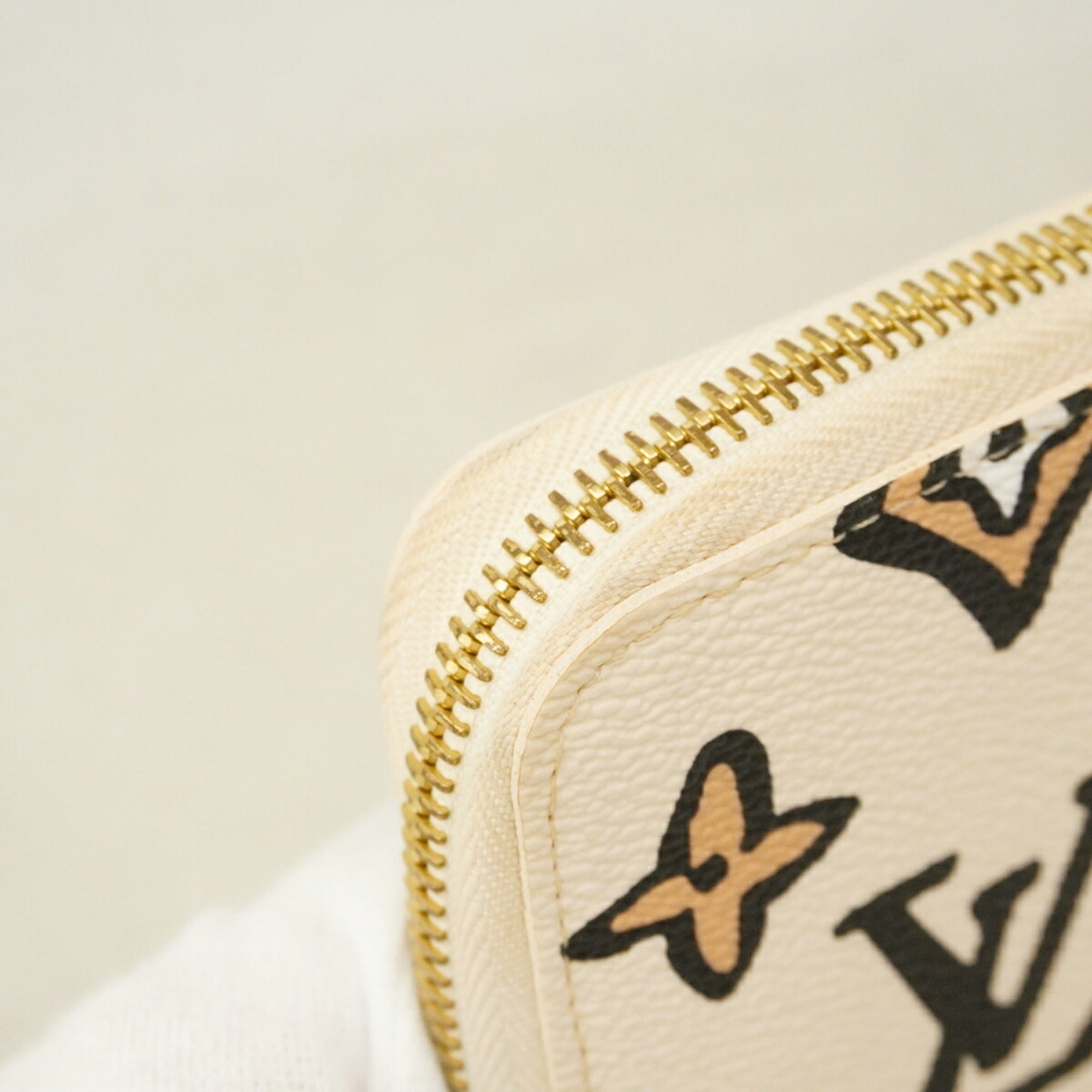 Louis Vuitton Cream Long Wallet (Bi-Fold) (Pre-Owned)