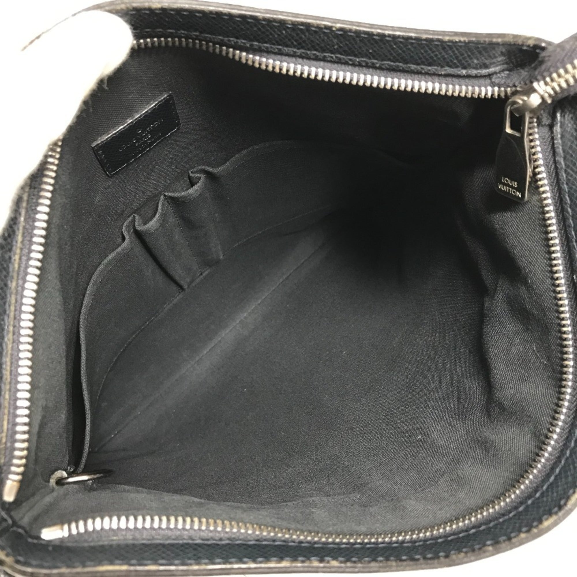 Louis Vuitton Navy Taiga Leather Pochette Shoulder Bag (Pre-Owned)