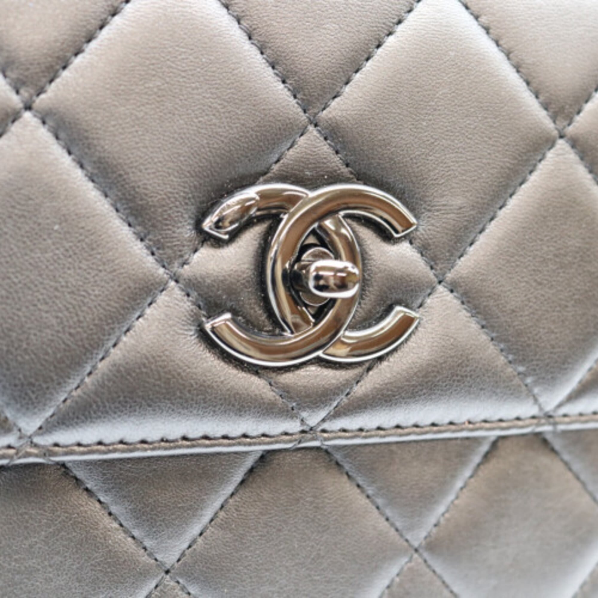 Chanel Black Leather Shoulder Bag (Pre-Owned)
