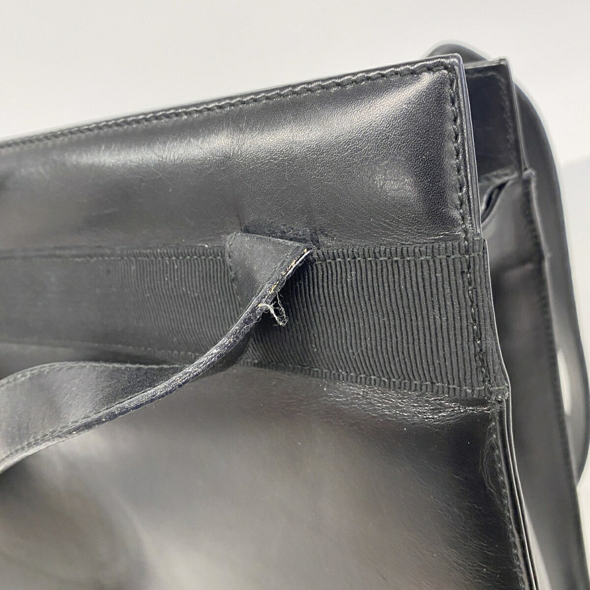 Salvatore Ferragamo Black Leather Shoulder Bag (Pre-Owned)