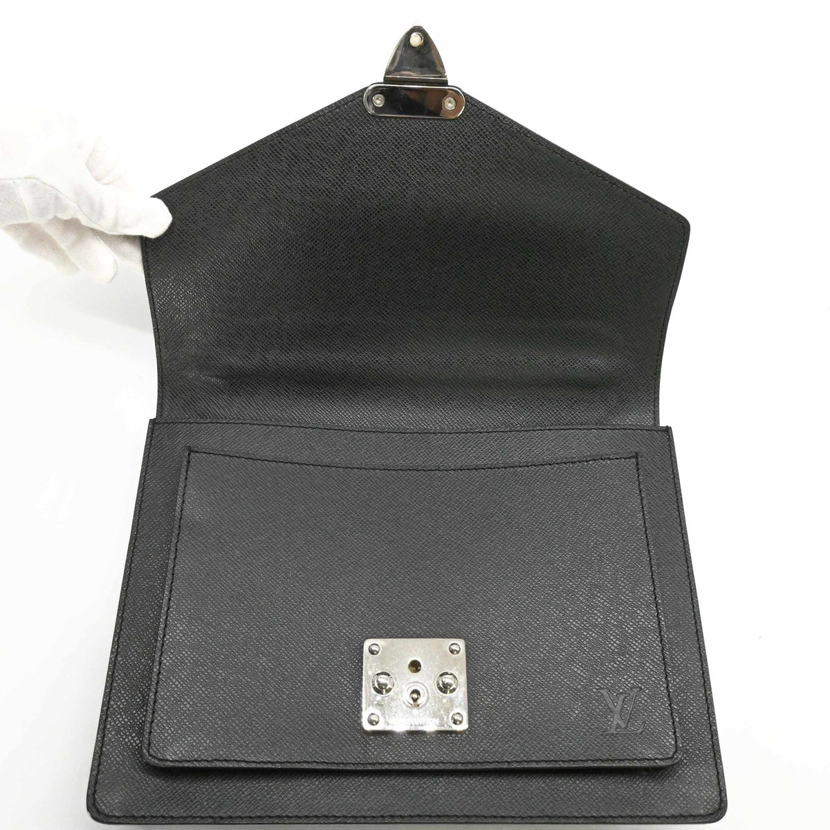 Louis Vuitton Black Taiga Leather Leather Handbag (Pre-Owned)