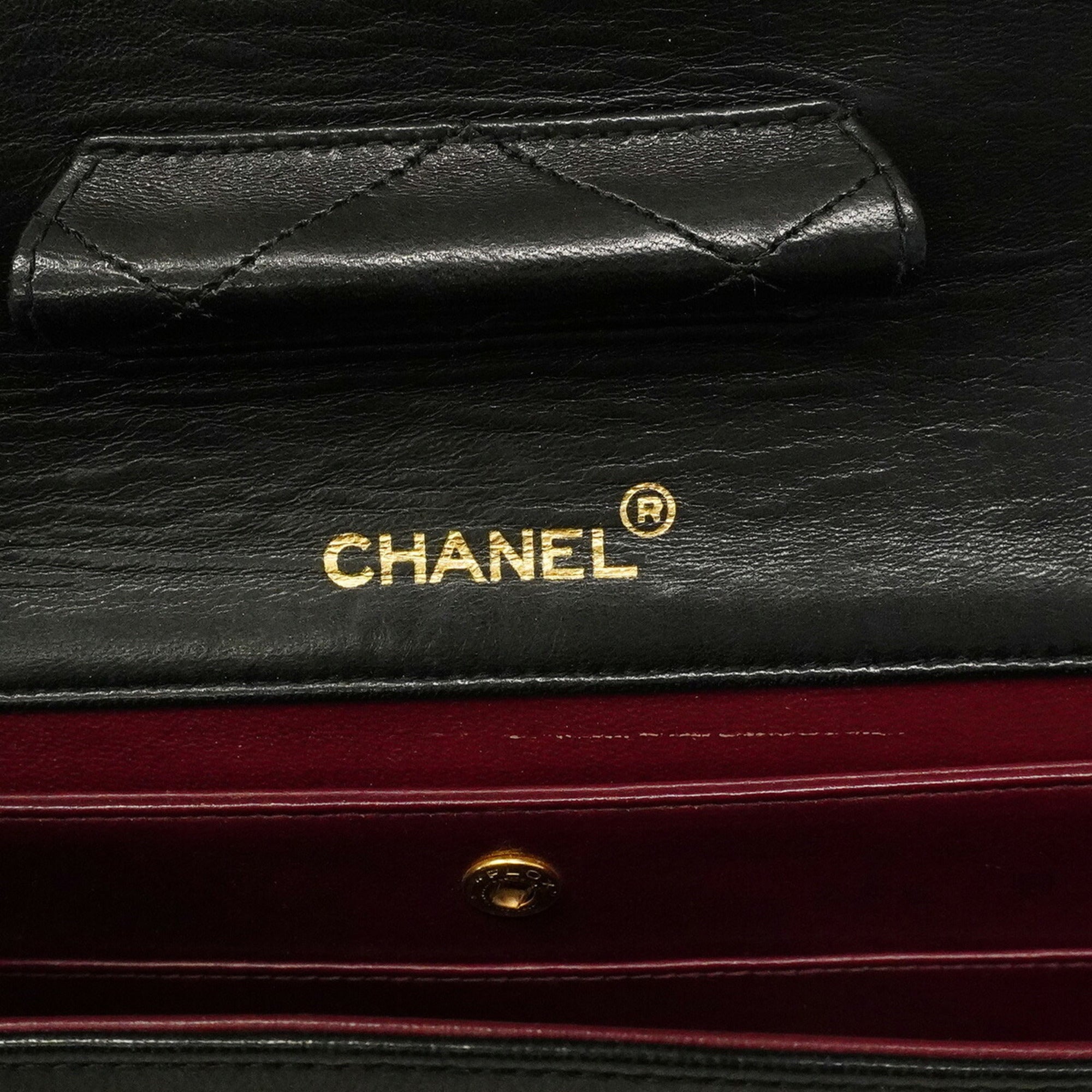 Chanel Black Leather Shoulder Bag (Pre-Owned)
