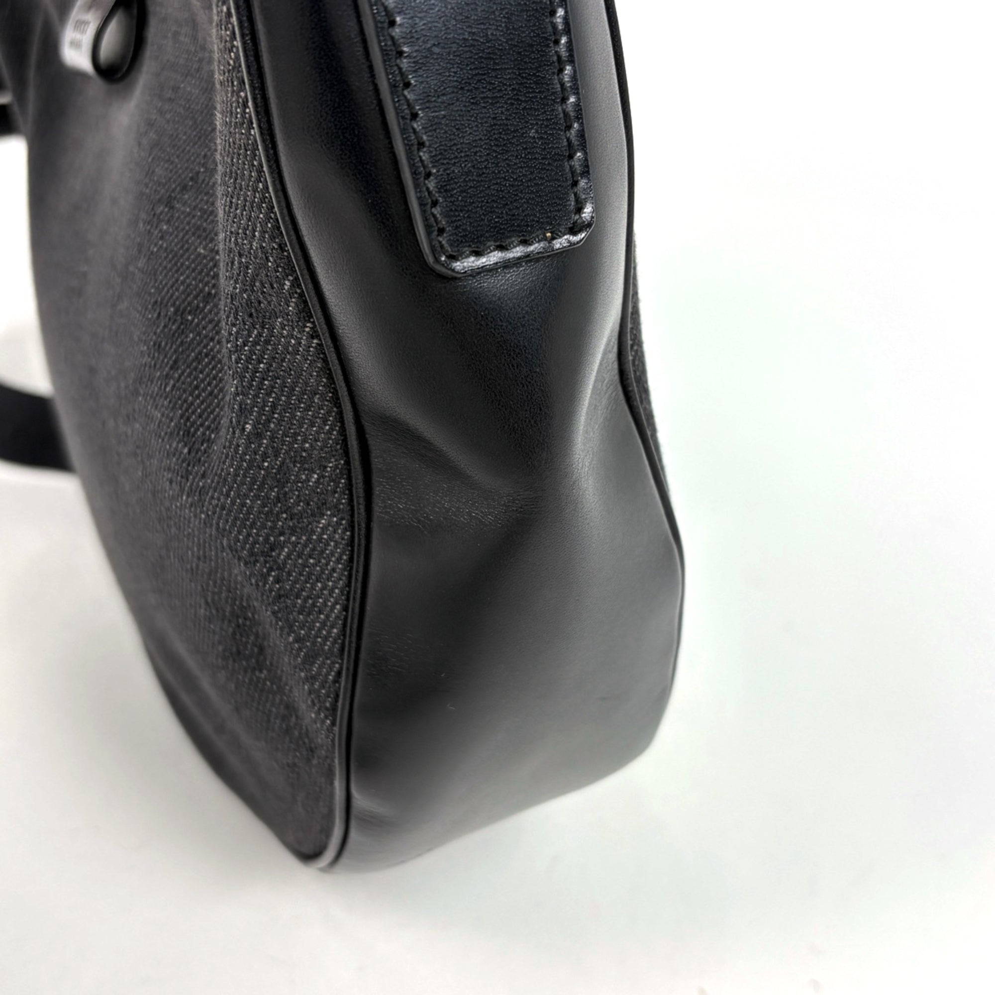 Gucci Black Gg Canvas Shoulder Bag (Pre-Owned)