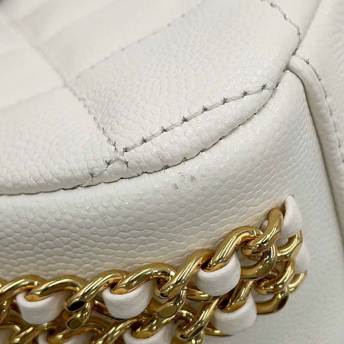Chanel Matelasse White Grained Calfskin Shoulder Bag (Pre-Owned)
