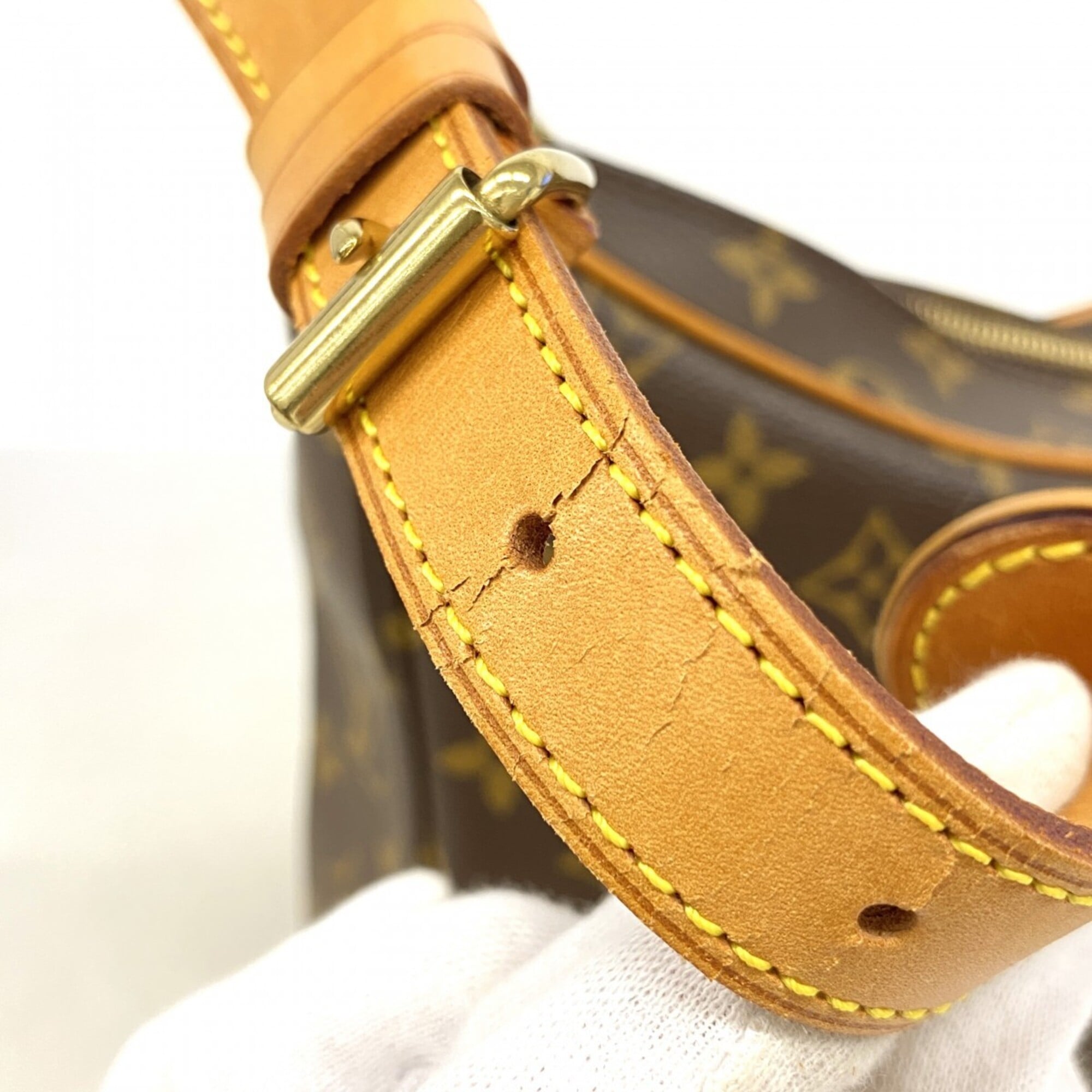 Louis Vuitton Brown Shoulder Bag (Pre-Owned)