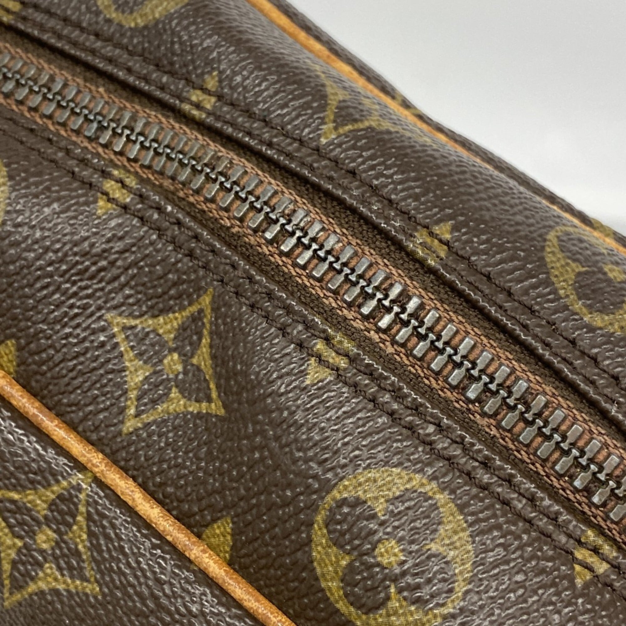 Louis Vuitton Brown Shoulder Bag (Pre-Owned)