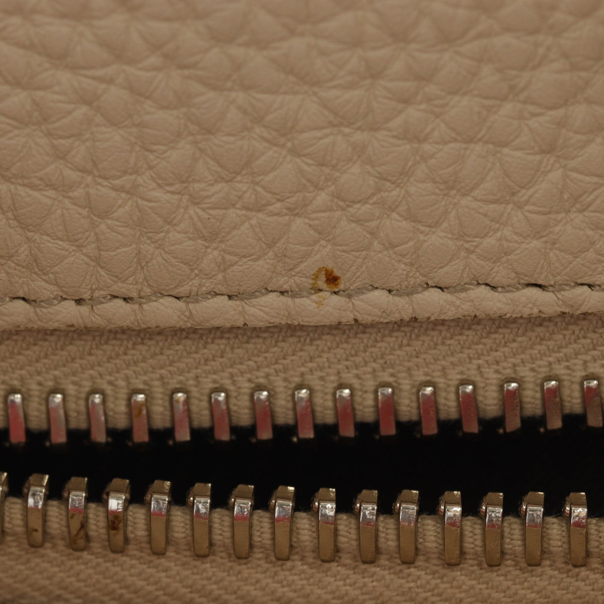 Fendi Red Color Leather Handbag (Pre-Owned)