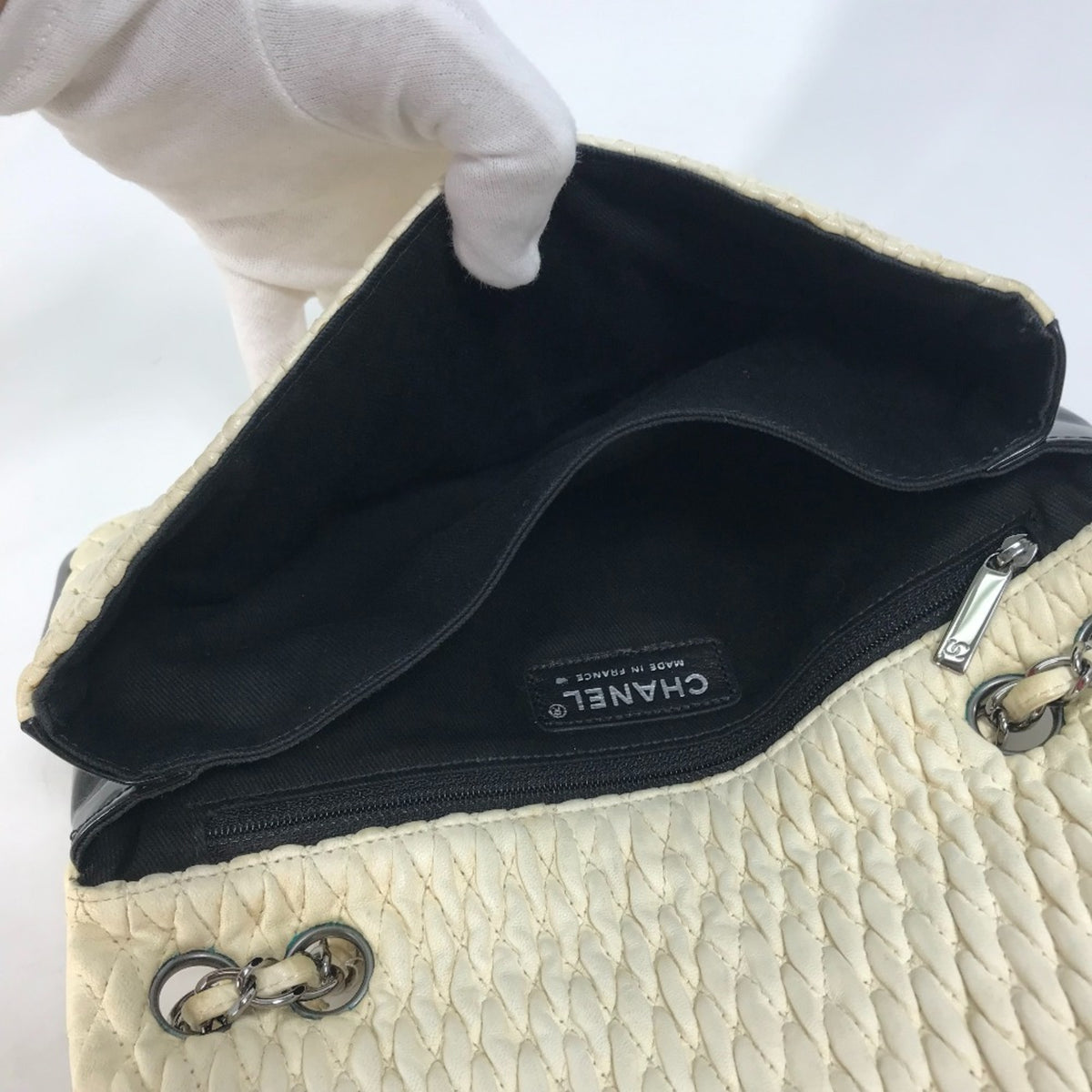 Chanel White Leather Shoulder Bag (Pre-Owned)