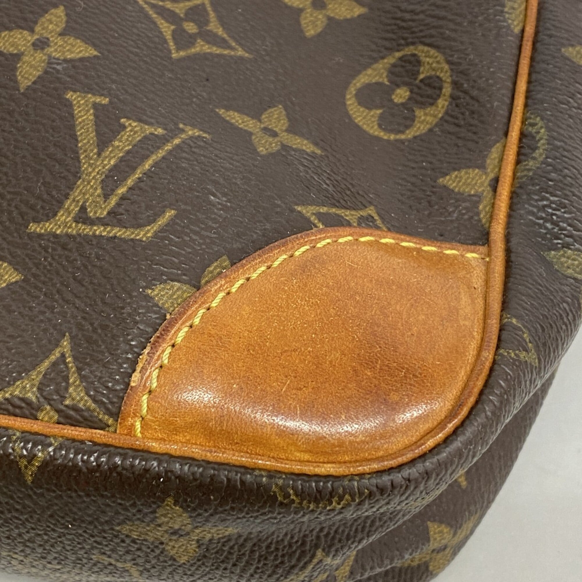 Louis Vuitton Brown Clutch Bag (Pre-Owned)