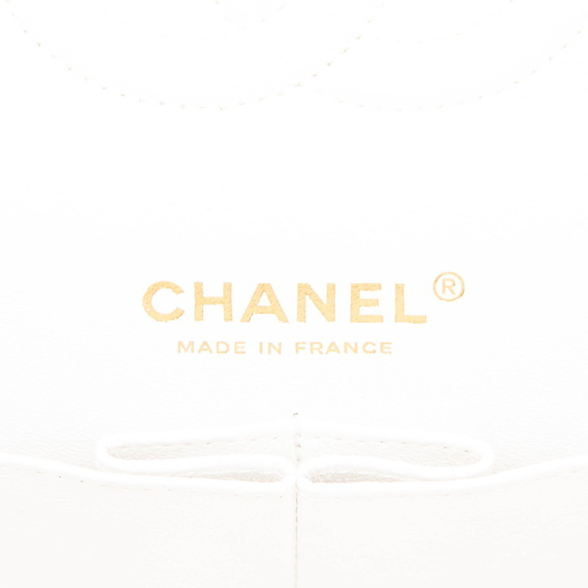 Chanel White Grained Calfskin Shoulder Bag (Pre-Owned)