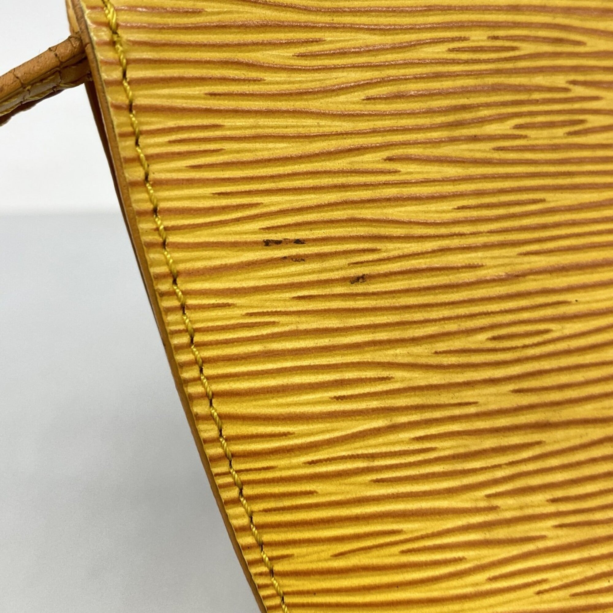 Louis Vuitton Jaune Handbag (Pre-Owned)
