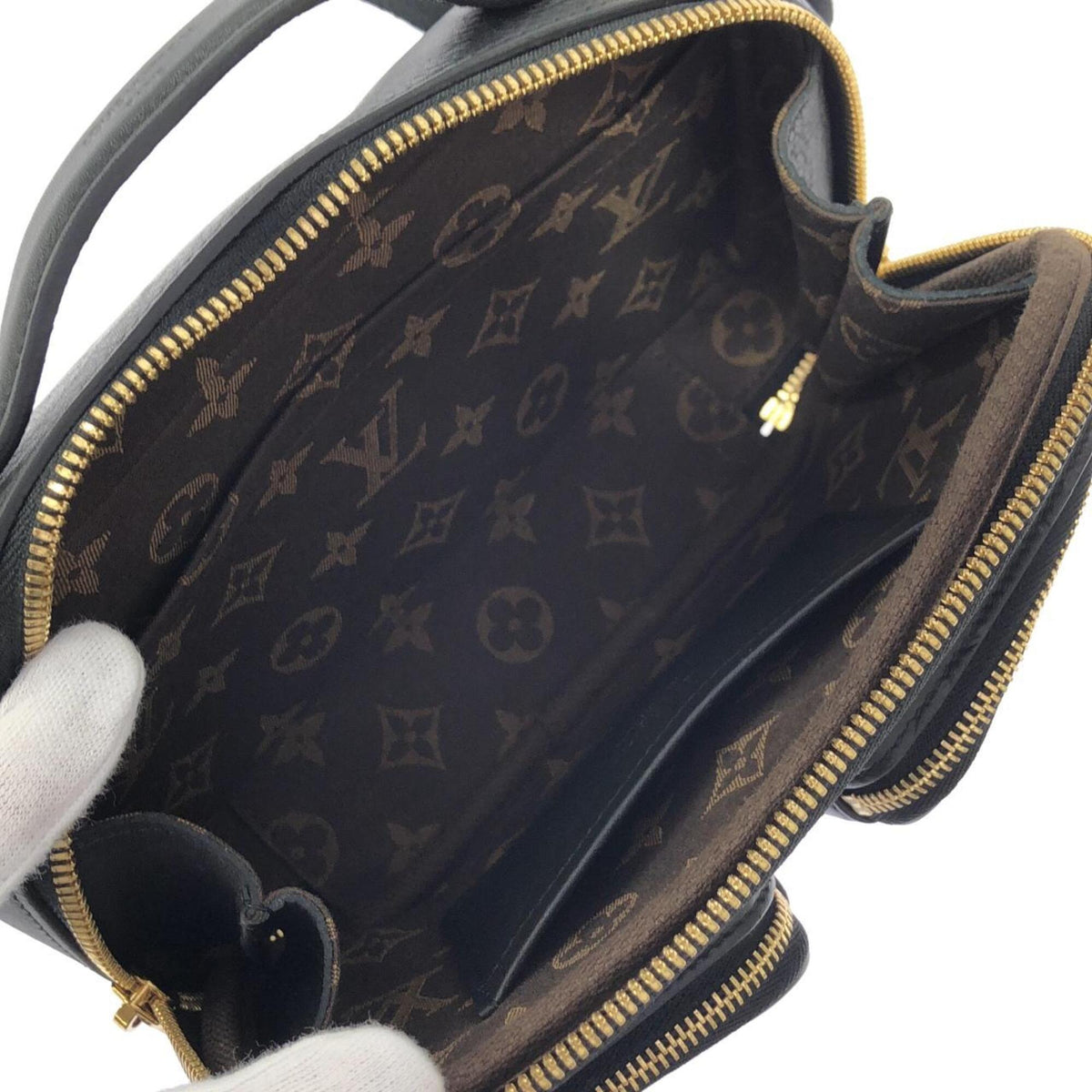 Louis Vuitton Black Leather Pouch Shoulder Bag (Pre-Owned)