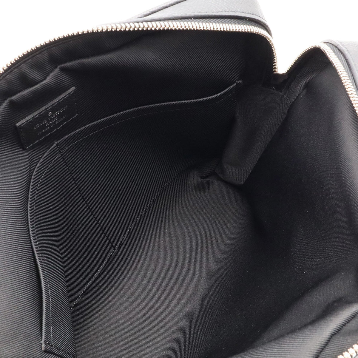 Louis Vuitton Black Noir Taiga Leather Leather Shoulder Bag (Pre-Owned)
