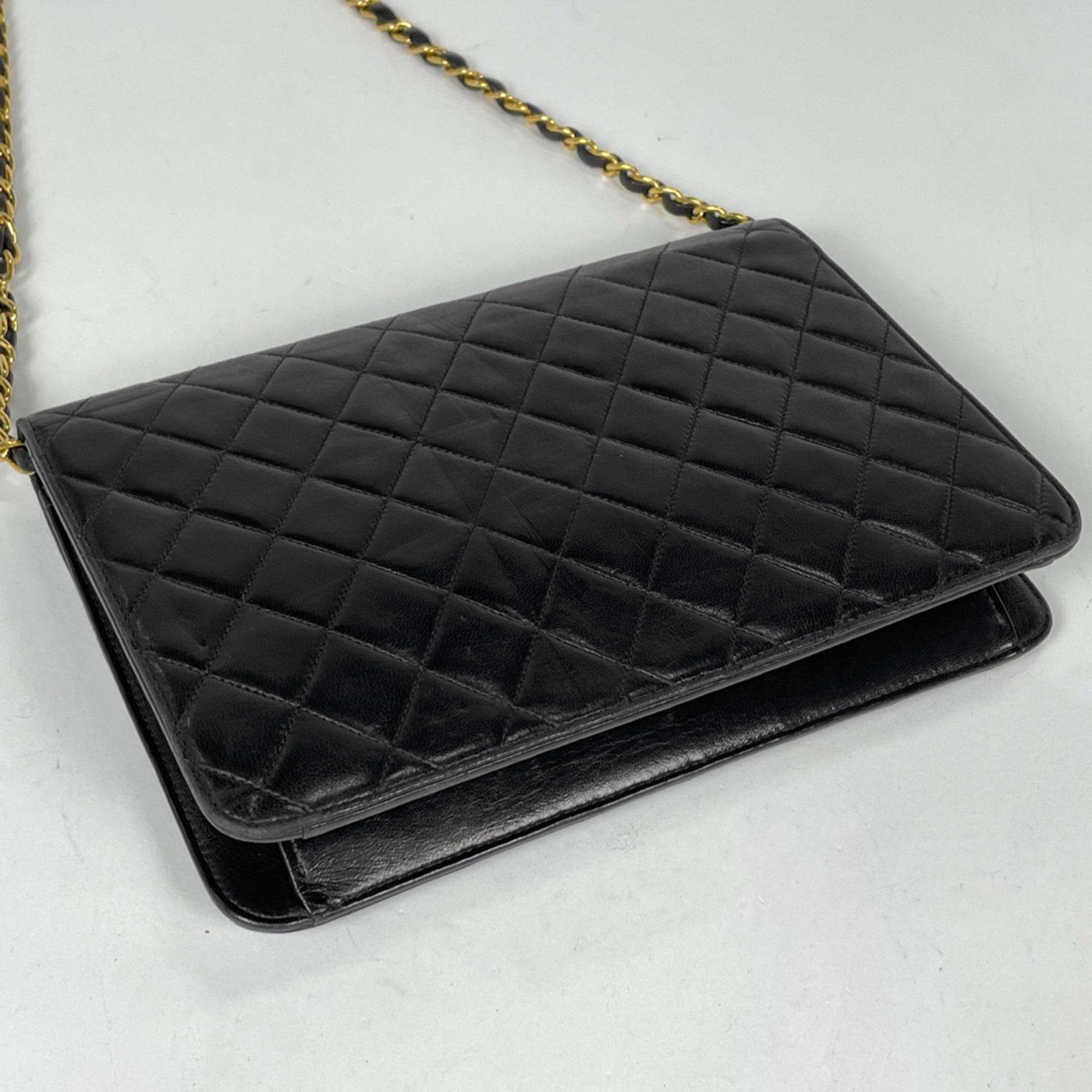 Chanel Black Leather Shoulder Bag (Pre-Owned)