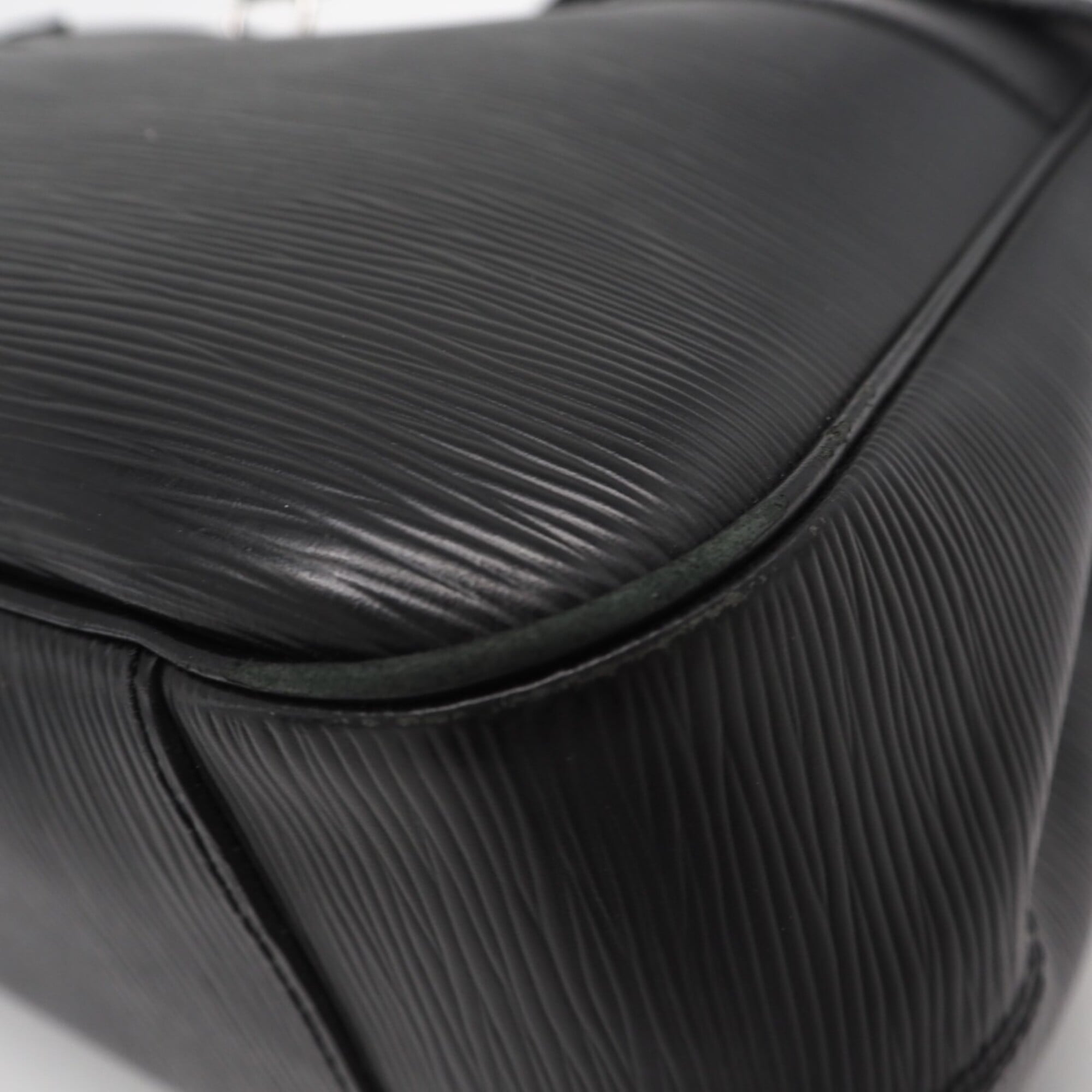 Louis Vuitton Black Leather Handbag (Pre-Owned)