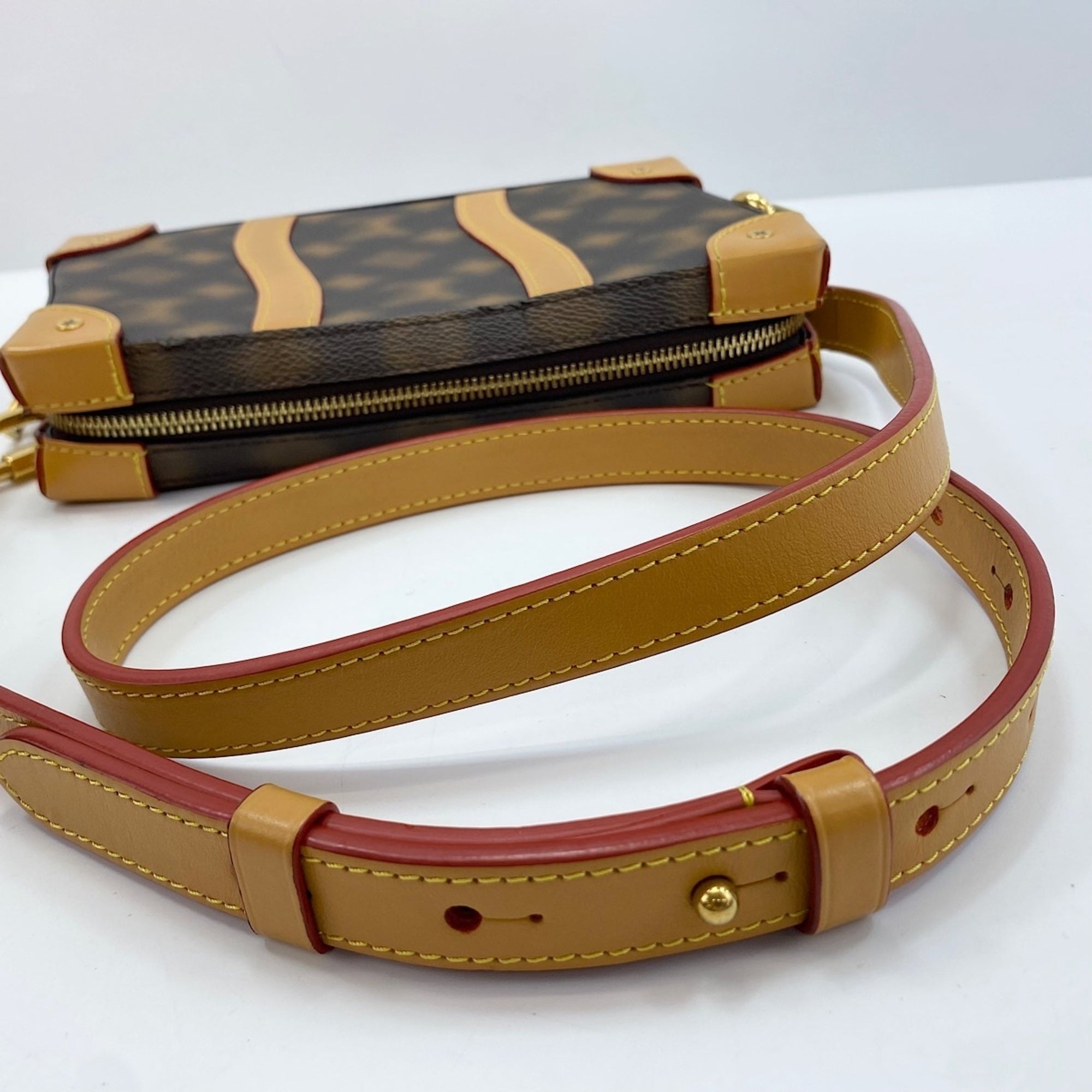 Louis Vuitton Brown Shoulder Bag (Pre-Owned)