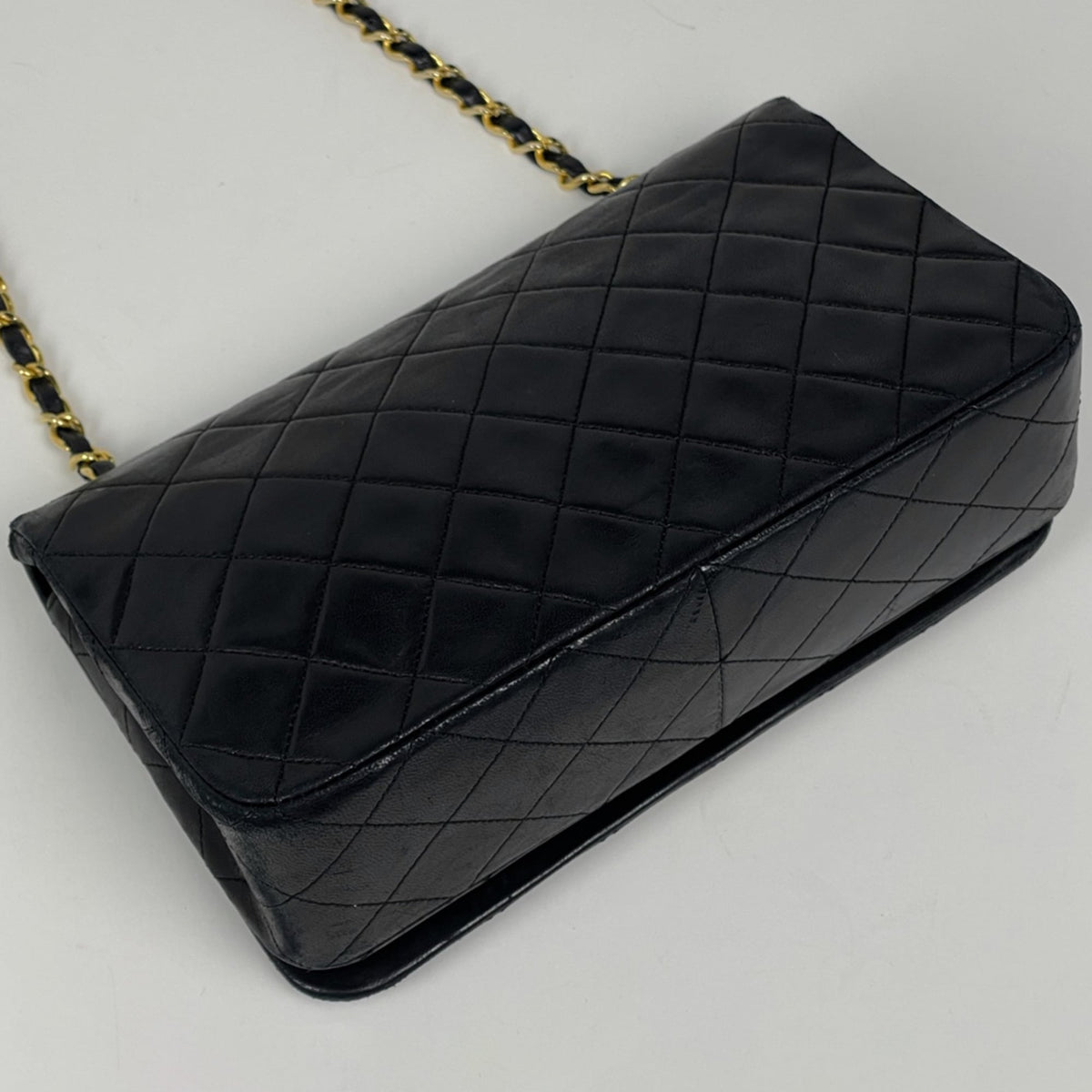 Chanel Matelasse Black Leather Shoulder Bag (Pre-Owned)