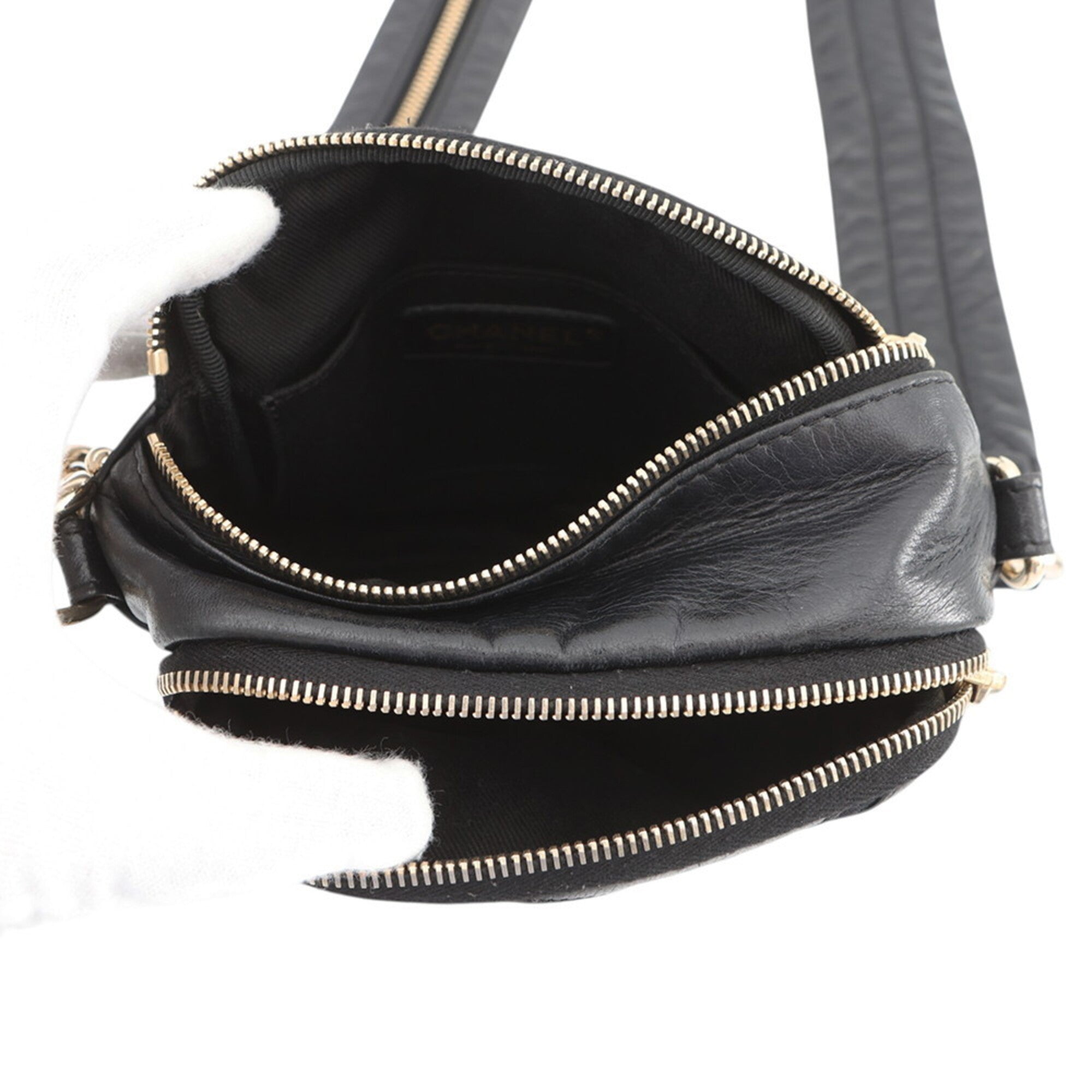 Chanel Black Leather Shoulder Bag (Pre-Owned)