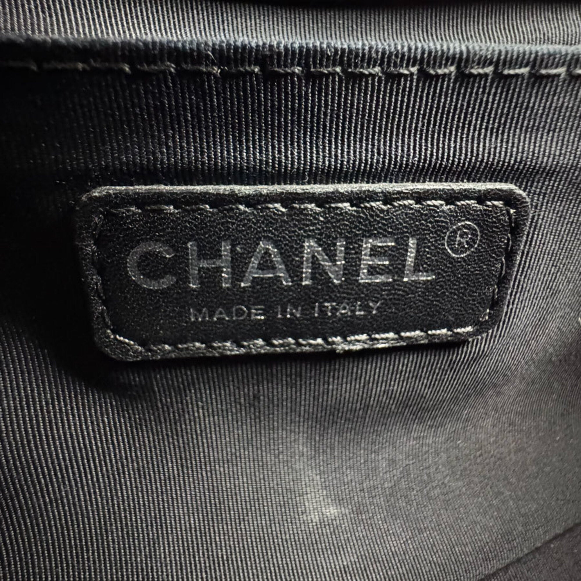 Chanel Black Leather Shoulder Bag (Pre-Owned)