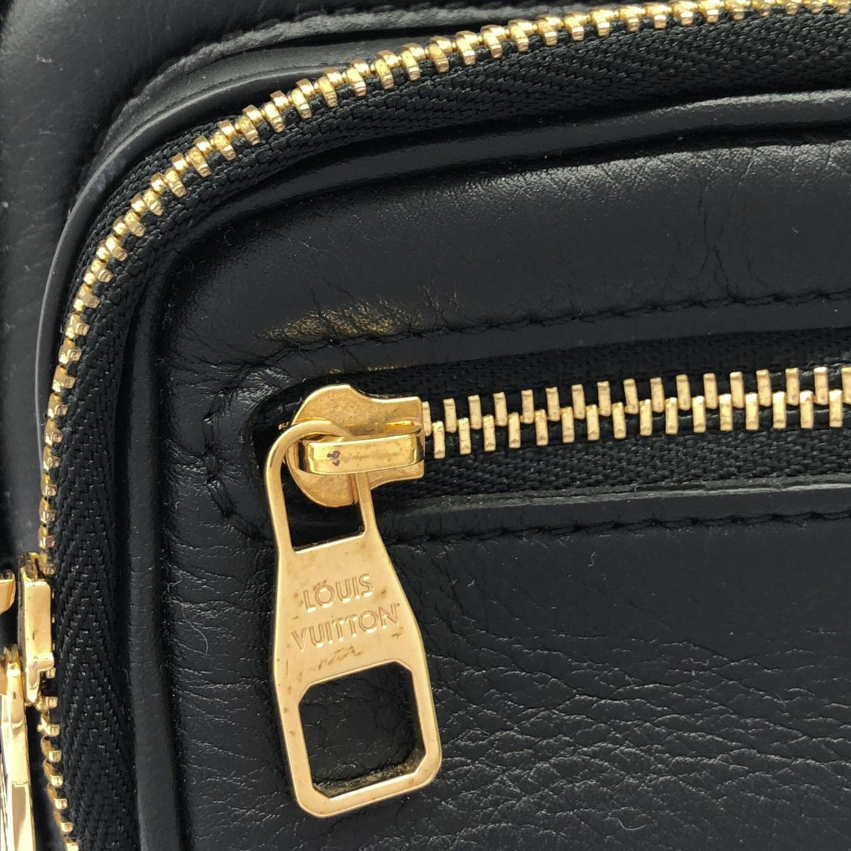 Louis Vuitton Black Leather Pouch Shoulder Bag (Pre-Owned)