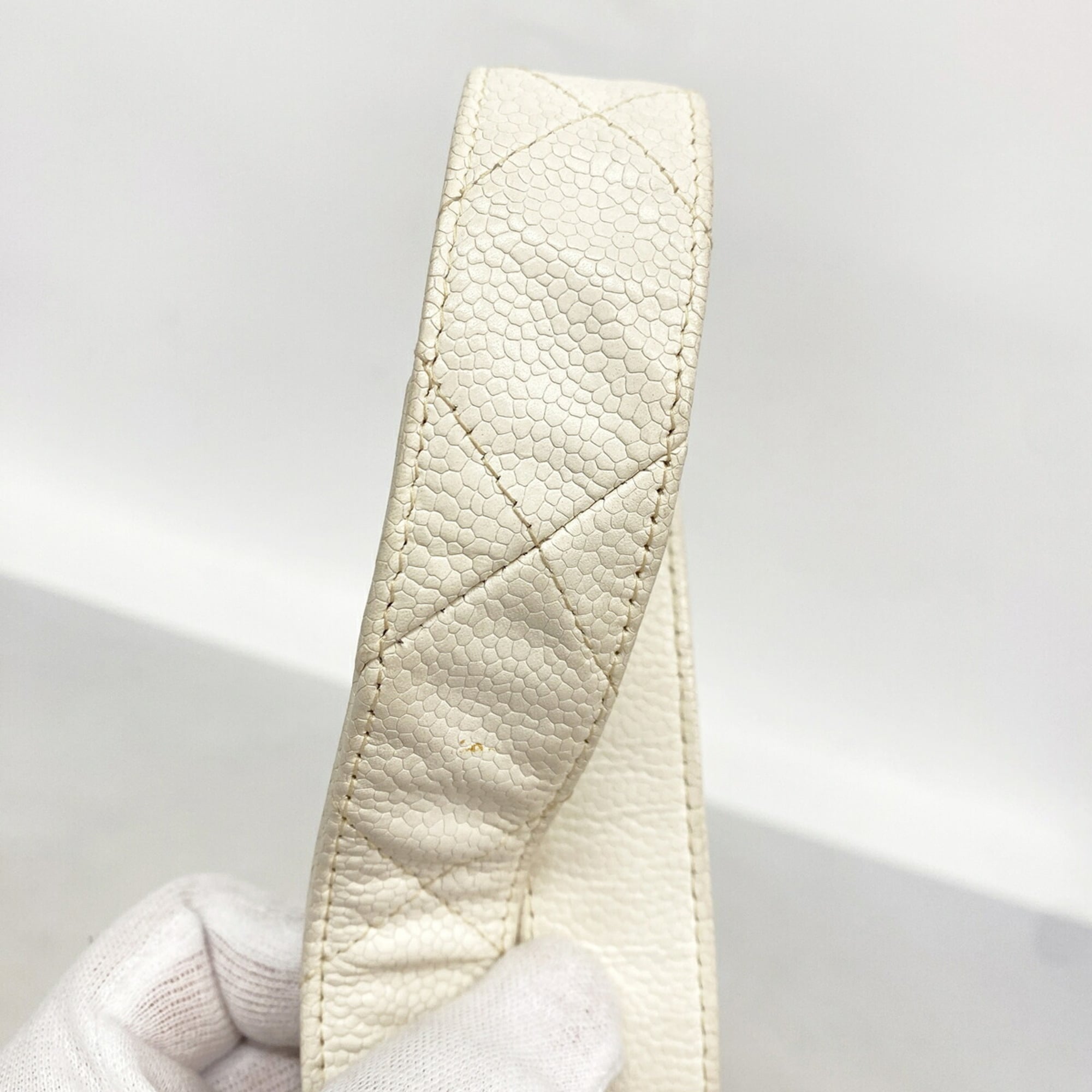Chanel White Grained Calfskin Shoulder Bag (Pre-Owned)