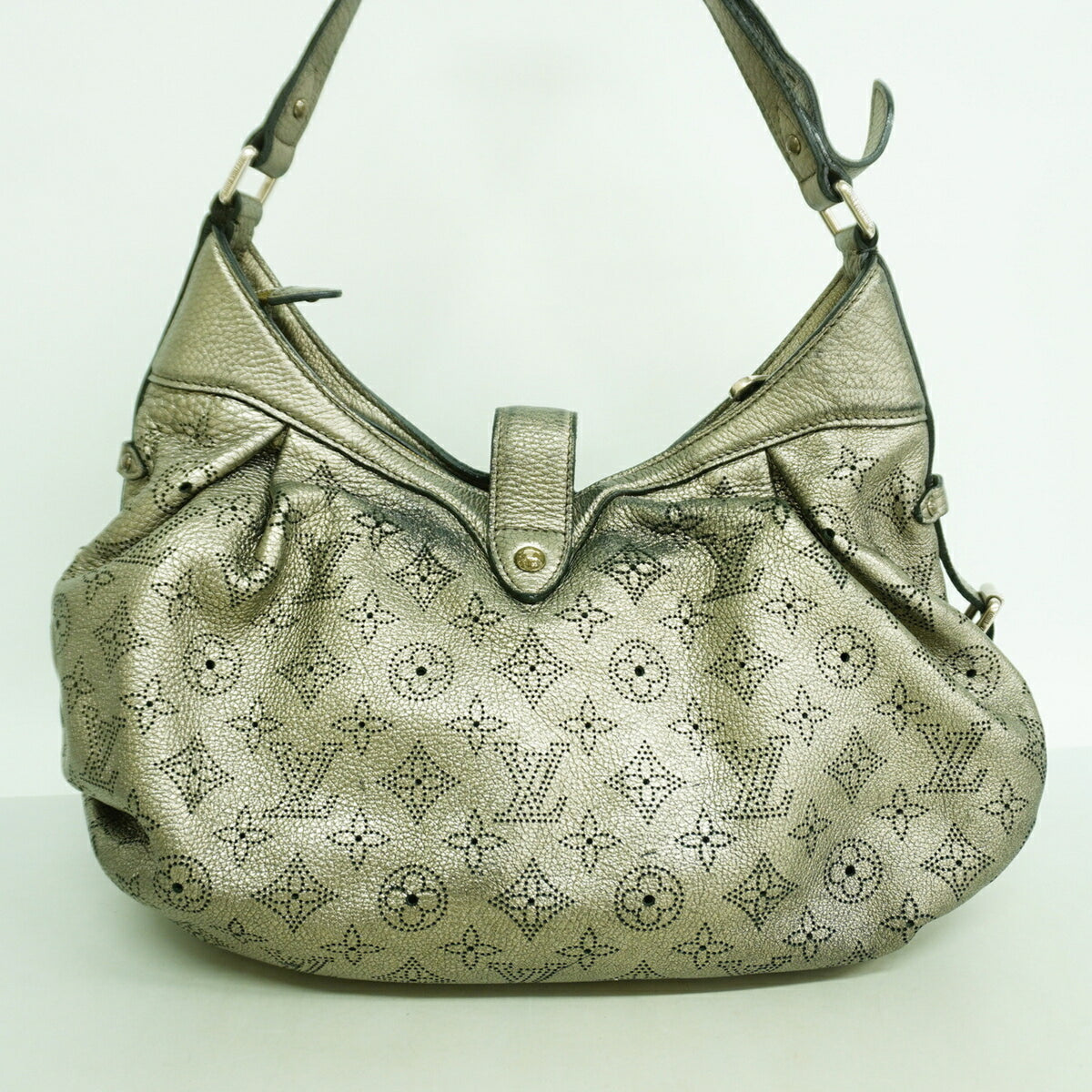 Louis Vuitton Argent Shoulder Bag (Pre-Owned)