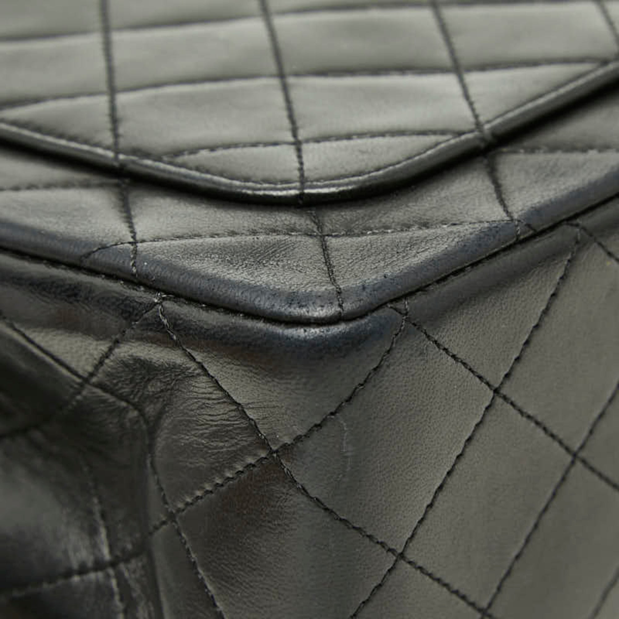 Chanel Black Leather Shoulder Bag (Pre-Owned)