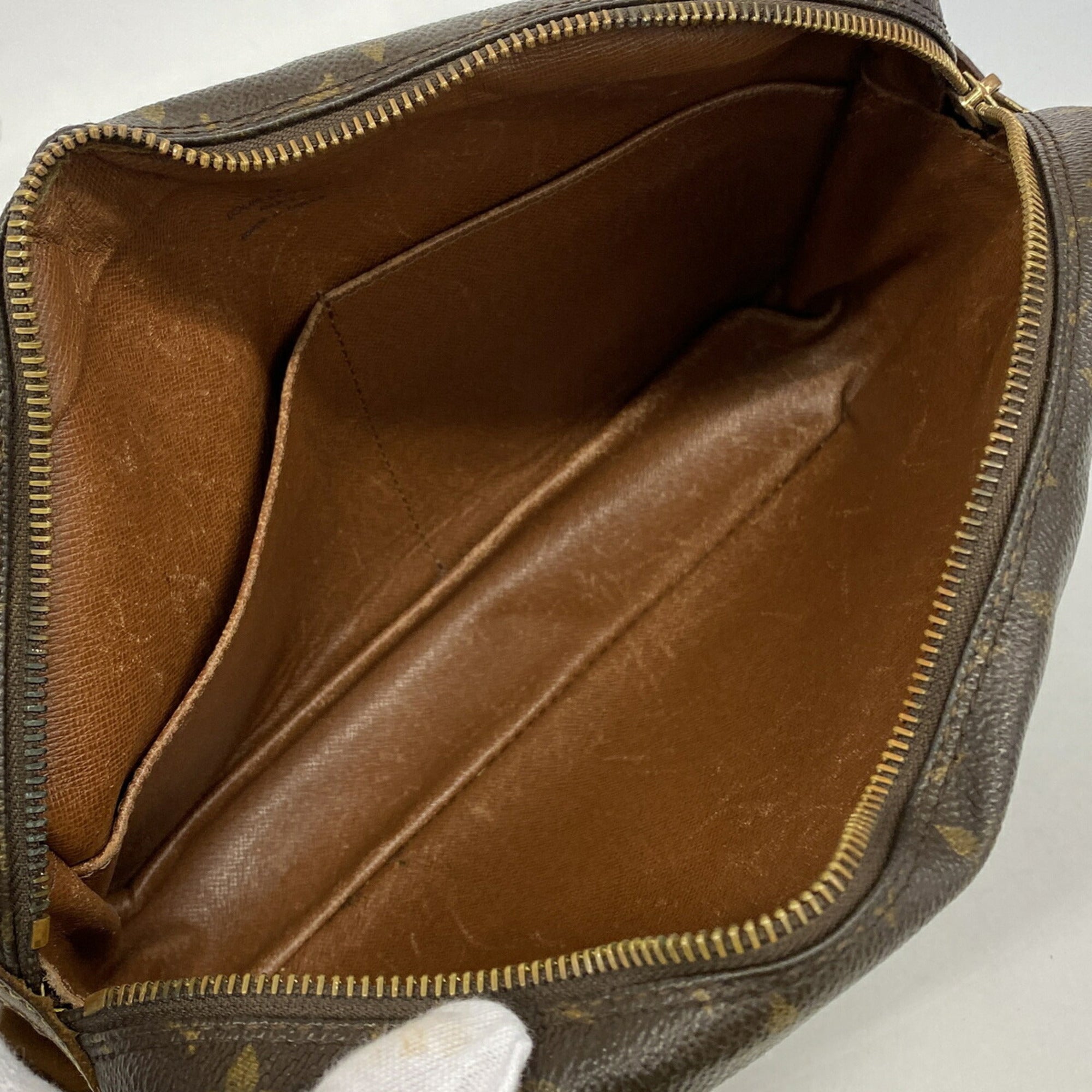 Louis Vuitton Brown Clutch Bag (Pre-Owned)