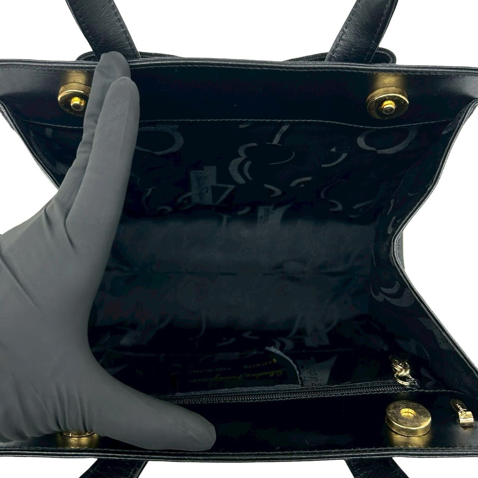 Salvatore Ferragamo Black Leather Shoulder Bag (Pre-Owned)